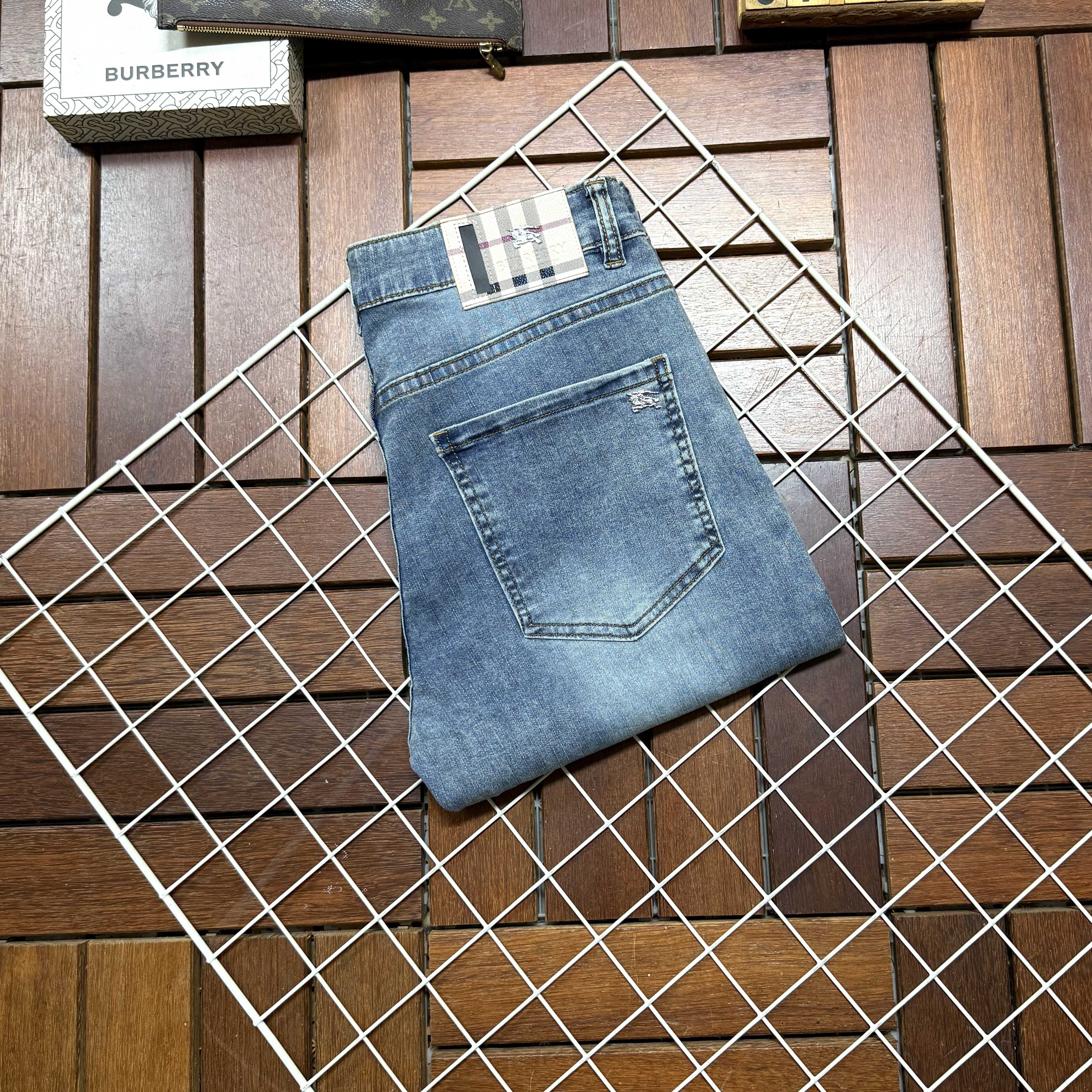 NO:520052,Burberry New style and new products available for sale in physical stores. The original 1:1 good product for the counter, suitable for all ages. The highest version of imported European fabrics in the market. They are comfortable, soft and skin-friendly, with super cool and fashionable and versatile upper body effect, straight and stylish, a must-have for the wardrobe!  Suitable for any occasion Size 29-38, burberry, burberry, jeans, alexander wang19860909Burberry 巴宝莉 新款新品 专柜有售 实体店极品牛仔裤专柜原版1:1好货,适合各个年龄段.市场最高版本的欧洲进口面料.舒适柔软亲肤,上身效果超级棒时尚百搭,笔挺有型,衣橱必备！适合任何场合穿着 尺码29-38,,burberry,burberry,jeans,alexander wang,Men's clothing