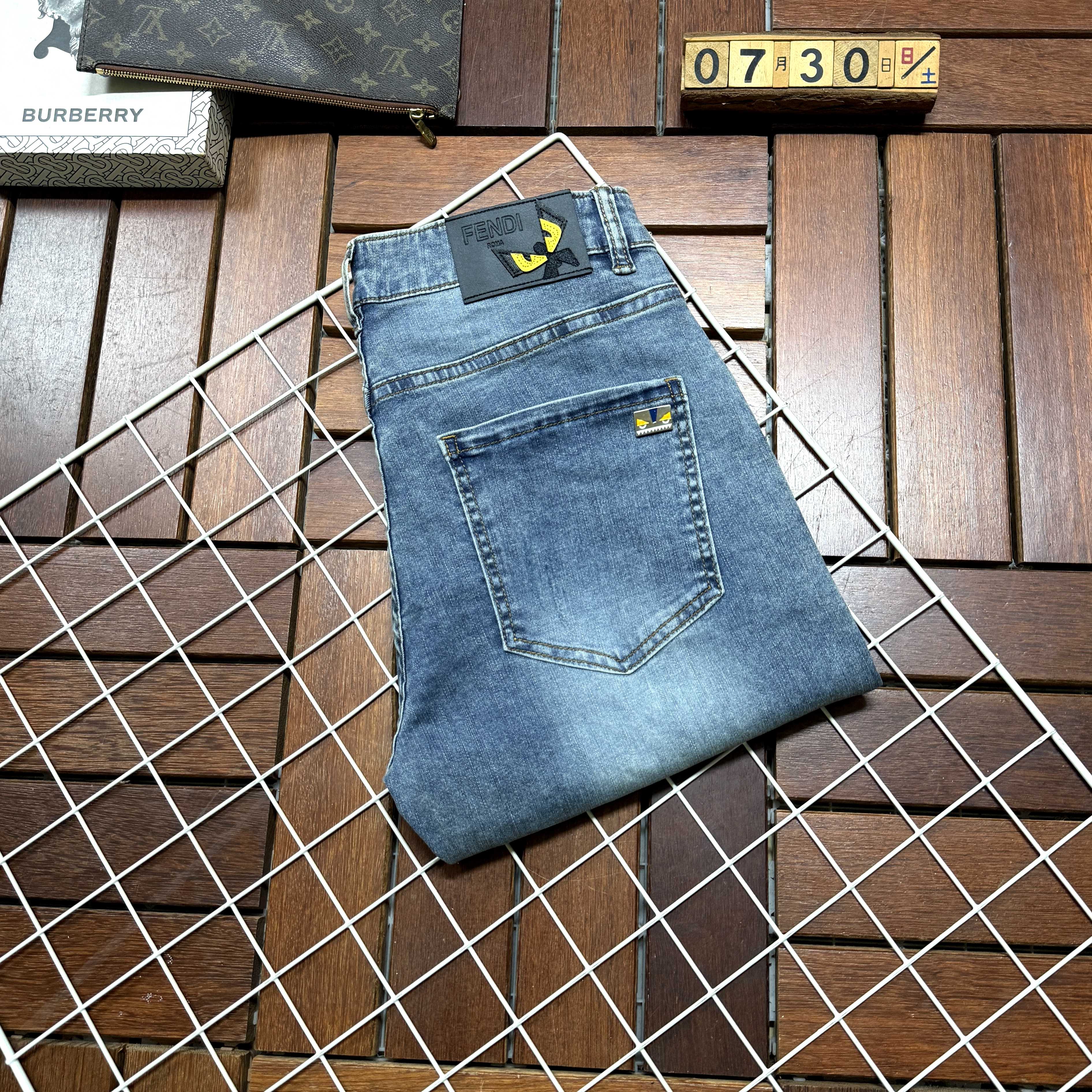 NO:520040,Fendi New style and new products available for sale in physical stores. The original 1:1 good product for the counter, suitable for all ages. The highest version of imported European fabrics in the market. They are comfortable, soft and skin-friendly, with super cool and fashionable and versatile upper body effect, straight and stylish, a must-have for the wardrobe!  Suitable for any occasion Size 29-38, fendi, fendi, jeans, alexander wang19860909Fendi 芬迪 新款新品 专柜有售 实体店极品牛仔裤专柜原版1:1好货,适合各个年龄段.市场最高版本的欧洲进口面料.舒适柔软亲肤,上身效果超级棒时尚百搭,笔挺有型,衣橱必备！适合任何场合穿着 尺码29-38,,fendi,fendi,jeans,alexander wang,Men's clothing