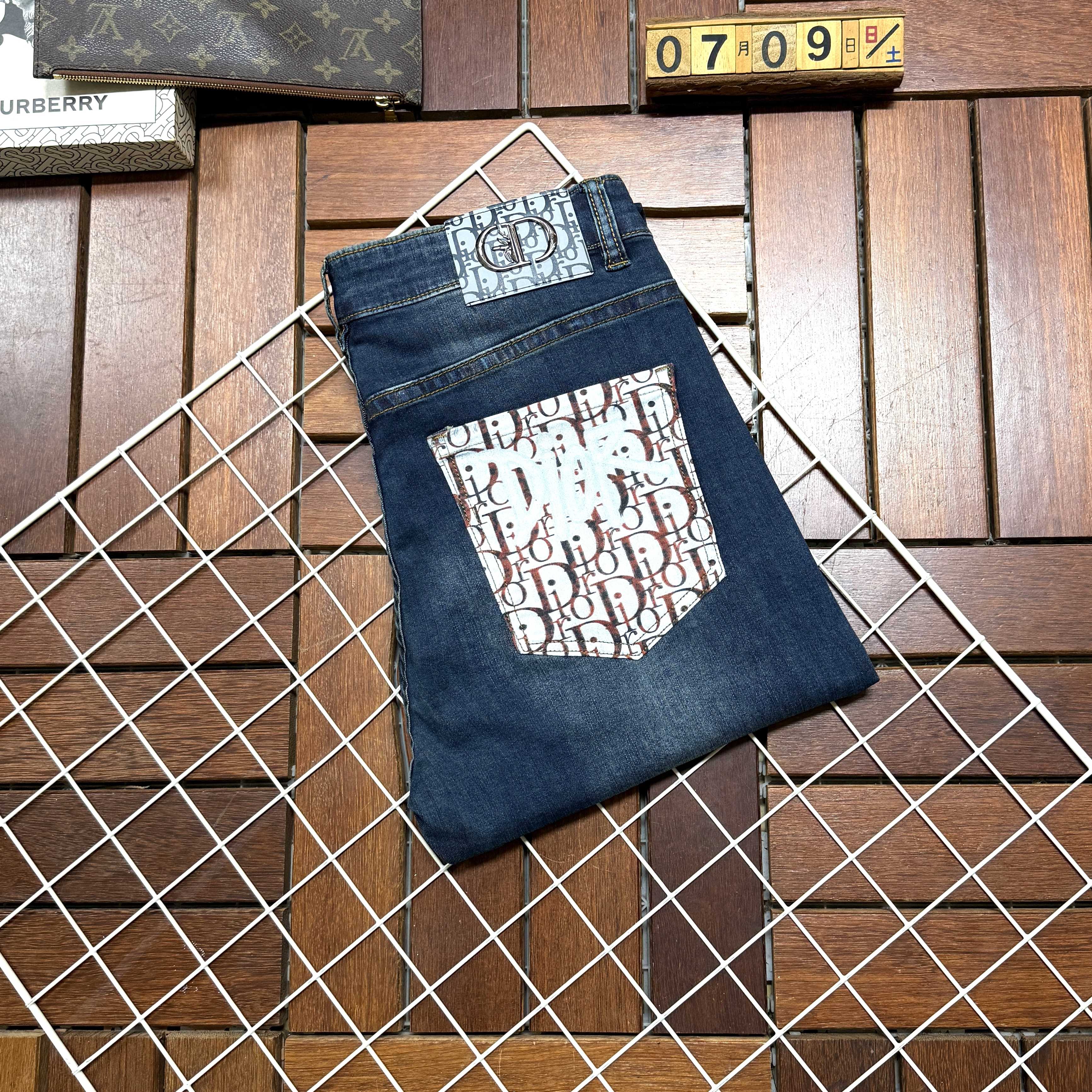 NO:520058,DIOR New style and new products available for sale in physical stores. The original 1:1 good product for the counter, suitable for all ages. The highest version of imported European fabrics in the market. They are comfortable, soft and skin-friendly, with super cool and fashionable and versatile upper body effect, straight and stylish, must-have for the wardrobe!  Suitable for any occasion Size 29-38, Dior, Dior, Jeans, Alexander wang19860909DIOR 迪奥 新款新品 专柜有售 实体店极品牛仔裤专柜原版1:1好货,适合各个年龄段.市场最高版本的欧洲进口面料.舒适柔软亲肤,上身效果超级棒时尚百搭,笔挺有型,衣橱必备！适合任何场合穿着 尺码29-38,,dior,dior,jeans,alexander wang,Men's clothing