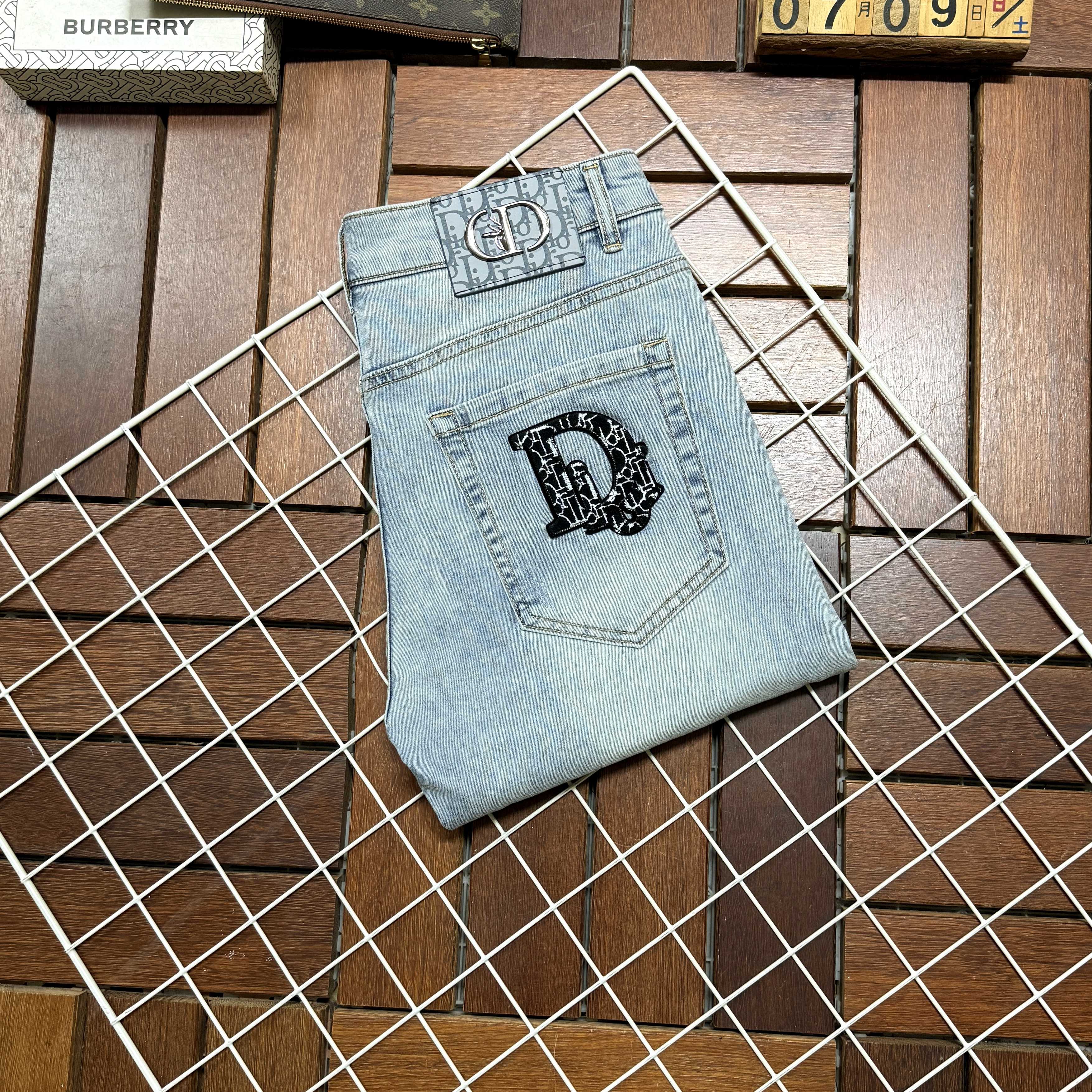 NO:520046,DIOR New style and new products available for sale in physical stores. The original 1:1 good product for the counter, suitable for all ages. The highest version of imported European fabrics in the market. They are comfortable, soft and skin-friendly, with super cool and fashionable and versatile upper body effect, straight and stylish, must-have for the wardrobe!  Suitable for any occasion Size 29-38, Dior, Dior, Jeans, Alexander wang19860909DIOR 迪奥 新款新品 专柜有售 实体店极品牛仔裤专柜原版1:1好货,适合各个年龄段.市场最高版本的欧洲进口面料.舒适柔软亲肤,上身效果超级棒时尚百搭,笔挺有型,衣橱必备！适合任何场合穿着 尺码29-38,,dior,dior,jeans,alexander wang,Men's clothing