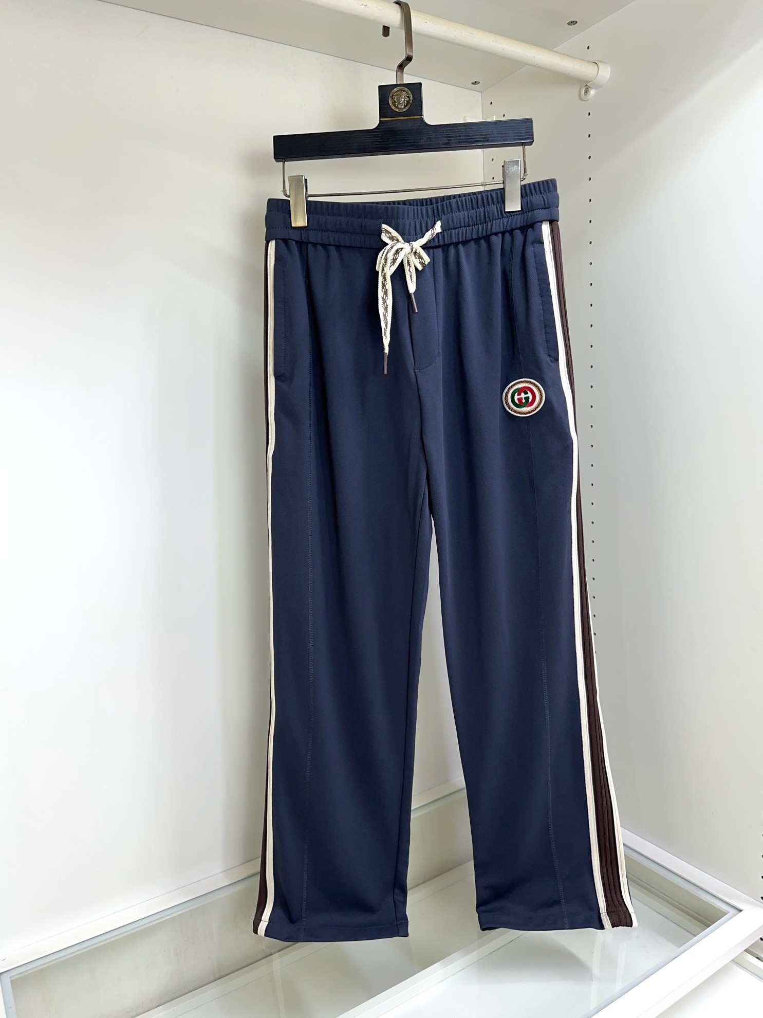 NO:518797,Gucci 2025 spring and summer new elastic strap casual pants!  The official website is released simultaneously. The brand's classic LOGO casual pants, customized fabric, excellent comfort, strong hand touch. Extremely recognizable, perfect quality craftsmanship. Size M-3XL, gucci, alexander wang19860909Gucci 古奇 2025春夏款新款松紧带休闲裤！官网同步发售.品牌经典LOGO休闲裤 ,定制面料,舒适度极好,手触感强烈.辨识度极高,完美品相工艺. 尺码M-3XL,,gucci,alexander wang,Men's clothing