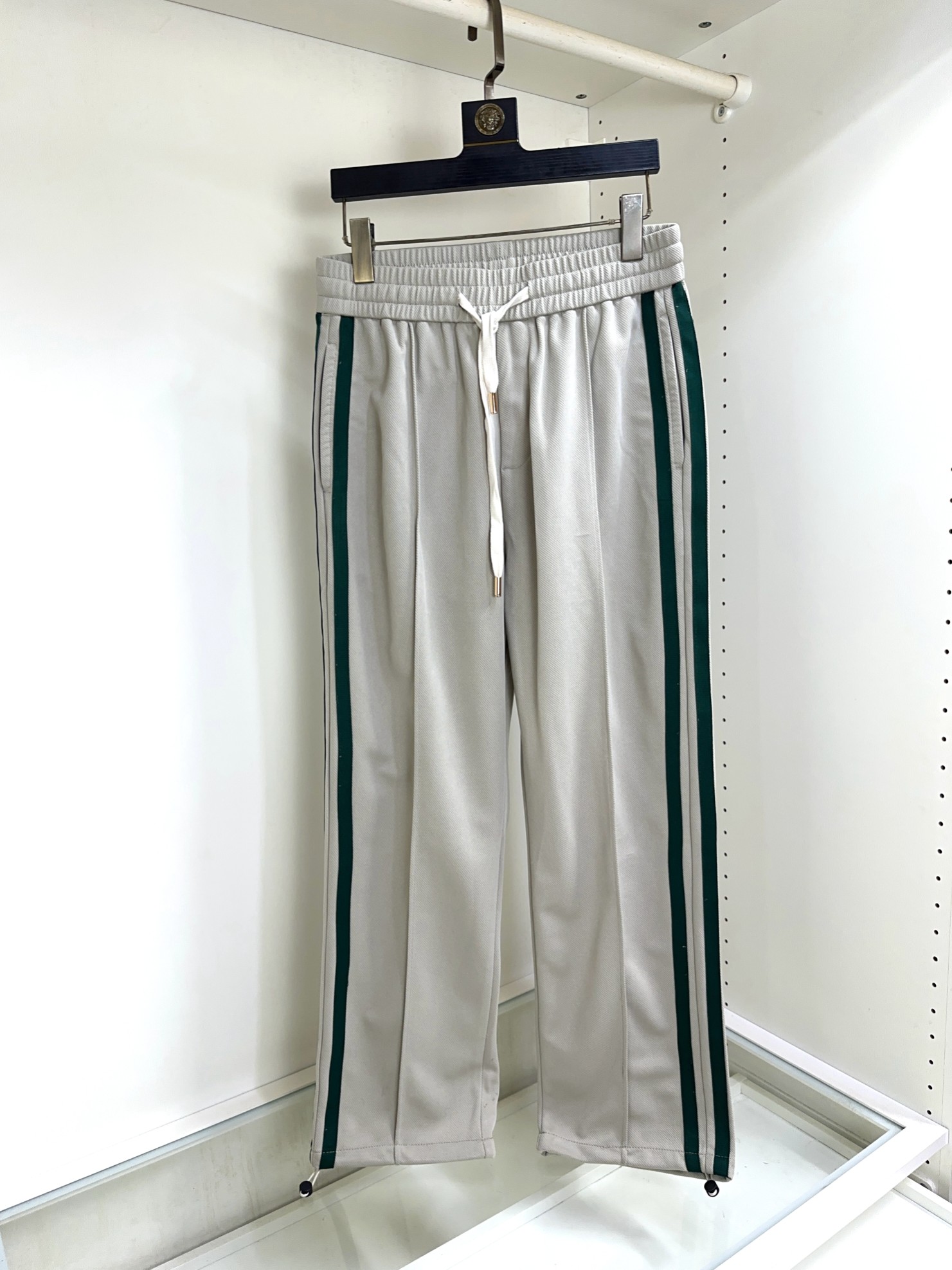 NO:518806,Gucci 2025 spring and summer new elastic strap casual pants!  The official website is released simultaneously. The brand's classic LOGO casual pants, customized fabric, excellent comfort, strong hand touch. Extremely recognizable, perfect quality craftsmanship. Size M-3XL, gucci, alexander wang19860909Gucci 古奇 2025春夏款新款松紧带休闲裤！官网同步发售.品牌经典LOGO休闲裤 ,定制面料,舒适度极好,手触感强烈.辨识度极高,完美品相工艺. 尺码M-3XL,,gucci,alexander wang,Men's clothing