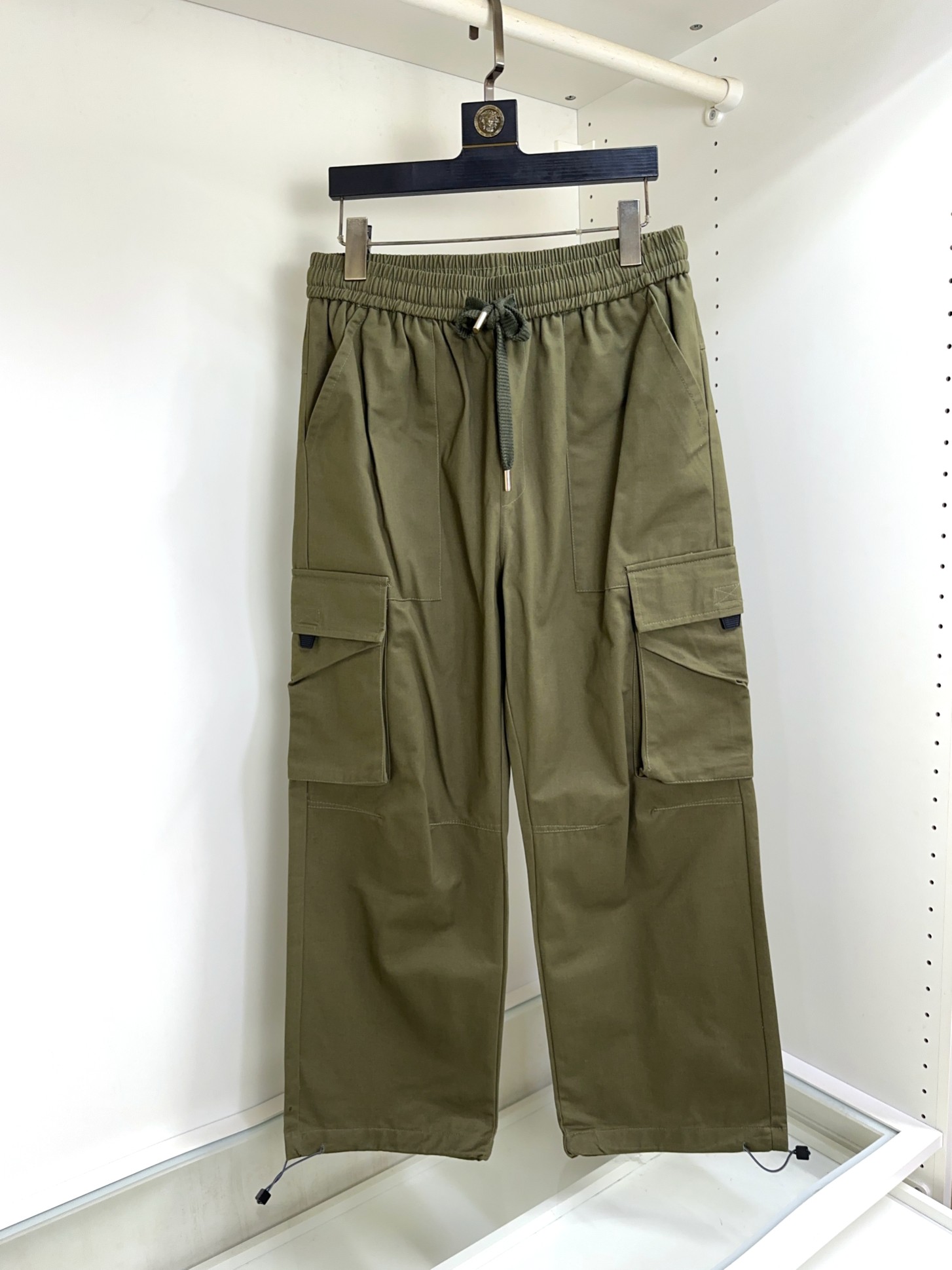 NO:518800,LV Louis Vuitton 2025 spring and summer new elastic strap casual pants!  The official website is released simultaneously. The brand's classic LOGO casual pants, customized fabric, excellent comfort, strong hand touch. Extremely recognizable, perfect quality craftsmanship. Size M-3XL,,louis vuitton,louis vuitton,alexander wang19860909LV 路易威登 2025春夏款新款松紧带休闲裤！官网同步发售.品牌经典LOGO休闲裤 ,定制面料,舒适度极好,手触感强烈.辨识度极高,完美品相工艺. 尺码M-3XL,,louis vuitton,louis vuitton,alexander wang,Men's clothing