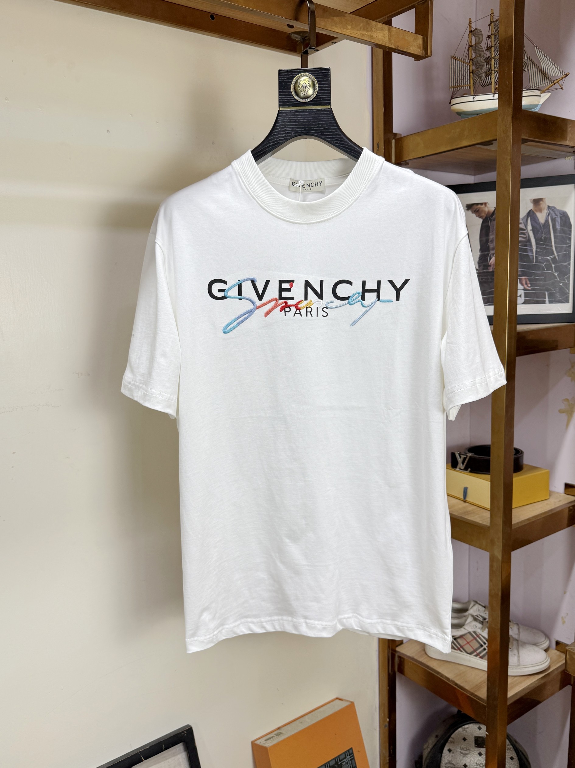 NO:518814,Givenchy Givenchy, Fat Brother Gospel, the largest XL can wear 200 pounds, top-level round neck casual short sleeves, top-level version, high-end custom versatile style, anyone can easily control the fabric, full customization and craftsmanship, the latest logo design of the luxurious classic brand on the chest, very high-end and those who understand goods must enter!  The style and tailoring are slim styles, which are very exquisite, showing aura and highlighting the exquisiteness of business men. This is the unique feature, the right slim fit, and the upper body effect is very good!  Size XS-XL, given , given , given , given , T-shirt, alexander wang19860909Givenchy纪梵希 胖哥福音最大XL可穿200斤 顶级圆领休闲短袖 顶级版本 高级定制百搭款式 任何人都可以轻松驾驭 面料全订制工艺 胸前奢华经典品牌最新logo设计,非常显档次懂货的必须入！版型剪裁属于修身款 非常精致,显气场,又会凸显商务男士的精致,这就是独到之处,恰到好处的修身,上身效果非常赞！尺码XS-XL,,givenchy,givenchy,T-shirt,alexander wang,Men's clothing