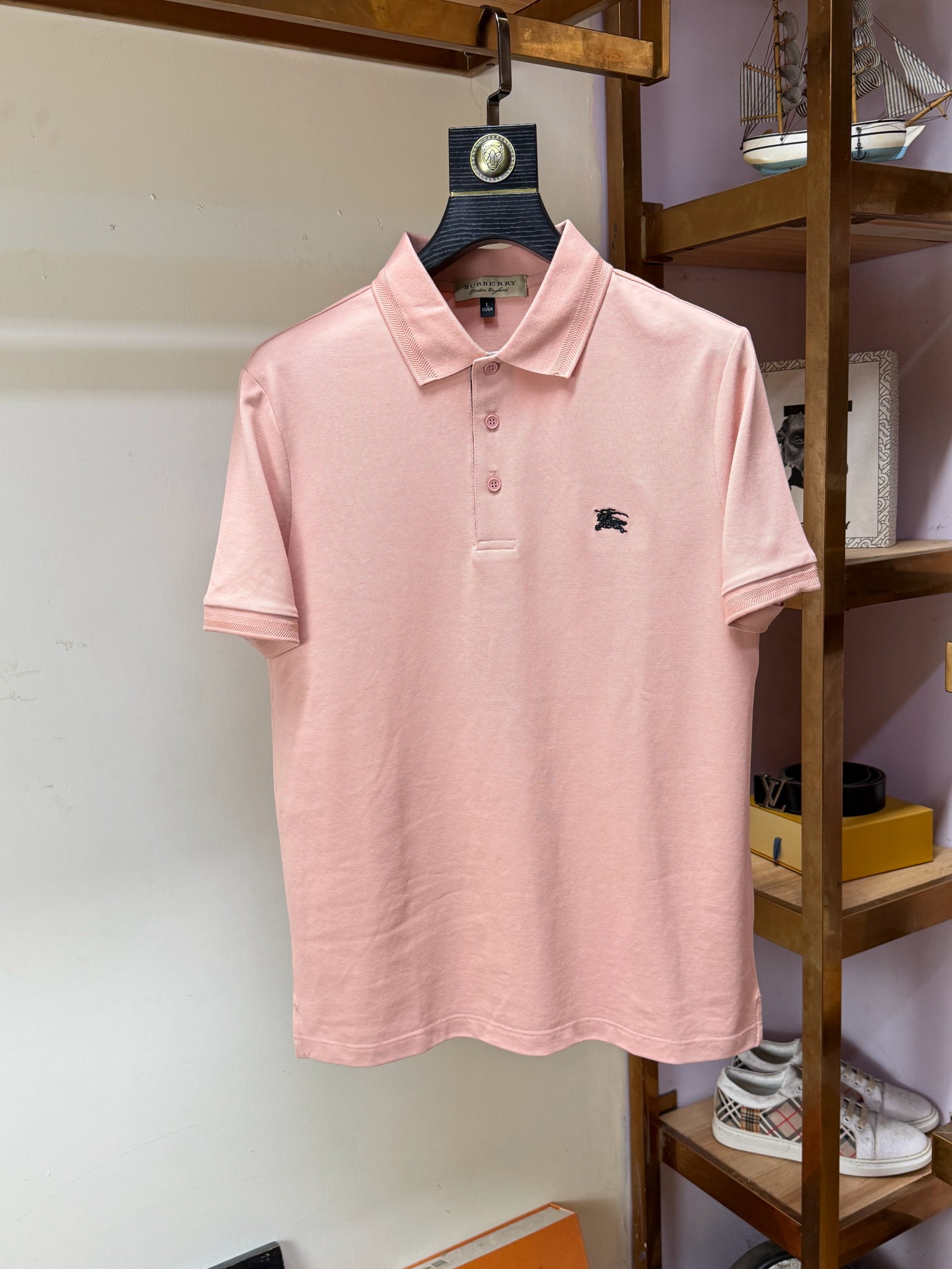 NO:518823,Burberry, Fat Brother Gospel Maximum 4XL can wear 200 catties summer new versatile and fashionable Polo lapel business short sleeves Xinjiang long velvet cotton fabric soft and comfortable and breathable. Brand element design concept reflects high quality. It feels delicate and soft!  It is casually cut, with a great upper body style!  Code number M-4XL, burberry, burberry, T-shirt, alexander wang19860909Burberry 巴宝莉 胖哥福音最大4XL可穿200斤夏款新款百搭时尚Polo翻领商务短袖 新疆长绒棉 面料柔软舒适透气 品牌元素设计理念,体现高品质.手感细腻柔软！呈现休闲裁剪,上身版型超赞！ 码数M-4XL,,burberry,burberry,T-shirt,alexander wang,Men's clothing