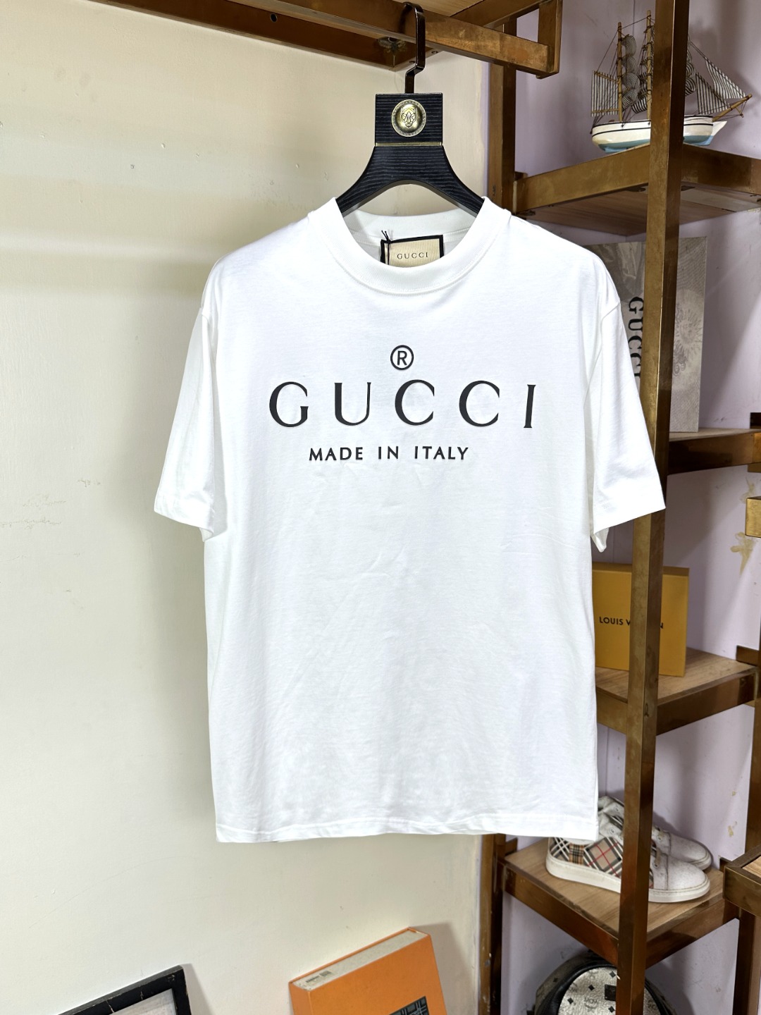 NO:518818,Gucci Gucci Fat Brother Gospel Maximum XL can wear 200 kilograms Top-level round neck casual short sleeves Top-level version High-end custom versatile styles Anyone can easily control the fabric is fully customized craftsmanship The latest logo design of the luxurious classic brand on the chest is very high-end, and those who understand goods must enter!  The style and tailoring are slim styles, which are very exquisite, showing aura and highlighting the exquisiteness of business men. This is the unique feature, the right slim fit, and the upper body effect is very good!  Size XS-XL, gucci, T-shirt, alexander wang19860909Gucci 古奇 胖哥福音最大XL可穿200斤 顶级圆领休闲短袖 顶级版本 高级定制百搭款式 任何人都可以轻松驾驭 面料全订制工艺 胸前奢华经典品牌最新logo设计,非常显档次懂货的必须入！版型剪裁属于修身款 非常精致,显气场,又会凸显商务男士的精致,这就是独到之处,恰到好处的修身,上身效果非常赞！尺码XS-XL,,gucci,T-shirt,alexander wang,Men's clothing