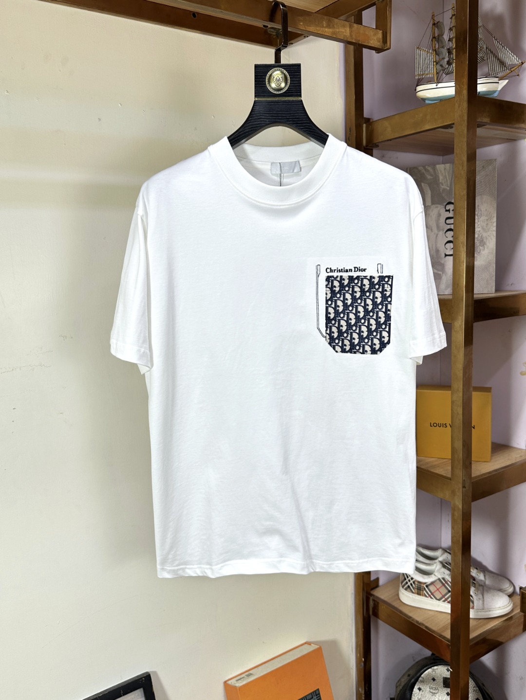 NO:518807,DIOR DIOR Pang Ge's Gospel Maximum XL can wear 200 kilograms high-end version, top round neck casual short-sleeved high-end custom versatile style, anyone can easily control it, full custom fabric craftsmanship, the latest logo design of the luxurious classic brand on the chest, very high-end, those who understand goods must enter!  The style and tailoring are slim styles, which are very exquisite, showing aura and highlighting the exquisiteness of business men. This is the unique feature, just right slim fit, and the upper body effect is very good!  Size XS-XL (counter code is equivalent to M-3XL), dior, dior, T-shirt, alexander wang19860909DIOR 迪奥 胖哥福音最大XL可穿200斤高版本 顶级圆领休闲短袖高级定制百搭款式 任何人都可以轻松驾驭 面料全订制工艺 胸前奢华经典品牌最新logo设计,非常显档次懂货的必须入！版型剪裁属于修身款 非常精致,显气场,又会凸显商务男士的精致,这就是独到之处,恰到好处的修身,上身效果非常赞！尺码XS-XL（专柜码等同M-3XL）,,dior,dior,T-shirt,alexander wang,Men's clothing