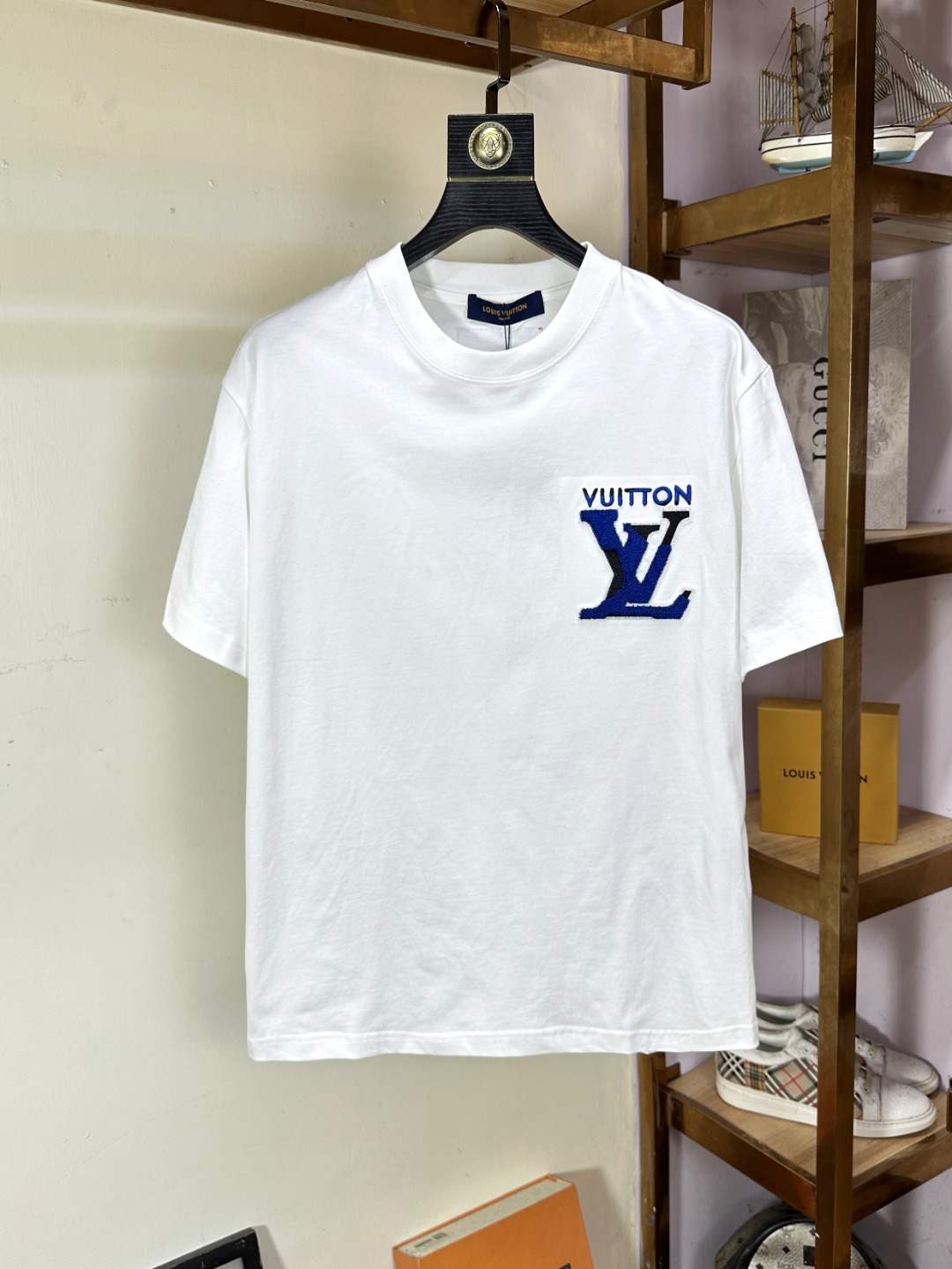 NO:518801,LV Louis Vuitton Fat Brother Gospel Max XL can wear 200 catties Top round neck casual short sleeves Top version High-end custom versatile styles Anyone can easily control the fabric is fully customized craftsmanship The latest logo design of the luxurious classic brand on the chest is very high-end, and those who understand goods must enter!  The style and tailoring are slim styles, which are very exquisite, showing aura and highlighting the exquisiteness of business men. This is the unique feature, the right slim fit, and the upper body effect is very good!  Size XS-XL (counter code is equivalent to M-3XL), louis vuitton,louis vuitton,t-shirt,alexander wang19860909LV 路易威登 胖哥福音最大XL可穿200斤 顶级圆领休闲短袖 顶级版本 高级定制百搭款式 任何人都可以轻松驾驭 面料全订制工艺 胸前奢华经典品牌最新logo设计,非常显档次懂货的必须入！版型剪裁属于修身款 非常精致,显气场,又会凸显商务男士的精致,这就是独到之处,恰到好处的修身,上身效果非常赞！尺码XS-XL（专柜码等同M-3XL）,,louis vuitton,louis vuitton,T-shirt,alexander wang,Men's clothing