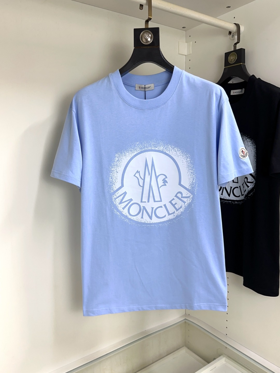 NO:518847,Moncler masked top round neck casual short sleeve high-end custom versatile styles that anyone can easily control. The fabric is fully customized craftsmanship, the latest logo design of the luxurious classic brand on the chest, which is very high-end and must be entered if you understand the goods!  The style and tailoring are slim styles, which are very exquisite, showing aura and highlighting the exquisiteness of business men. This is the unique feature, the right slim fit, and the upper body effect is very good!  Size S-XL can wear 190 catties, Moncler, T-shirt, alexander wang19860909Moncler 蒙口 顶级圆领休闲短袖高级定制百搭款式 任何人都可以轻松驾驭 面料全订制工艺 胸前奢华经典品牌最新logo设计,非常显档次懂货的必须入！版型剪裁属于修身款 非常精致,显气场,又会凸显商务男士的精致,这就是独到之处,恰到好处的修身,上身效果非常赞！尺码S-XL 可穿190斤,,Moncler,T-shirt,alexander wang,Men's clothing