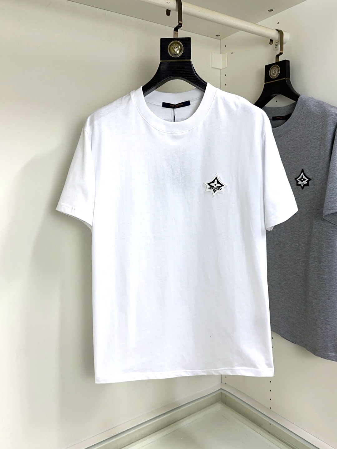 NO:518845,LV Louis Vuitton Top round neck casual short sleeve high-end custom versatile styles that anyone can easily control. Fully customized fabric craftsmanship, the latest logo design of luxury classic brand on the chest, which is very high-end and must be entered if you understand the goods!  The style and tailoring are slim styles, which are very exquisite, showing aura and highlighting the exquisiteness of business men. This is the unique feature, the right slim fit, and the upper body effect is very good!  Size S-XL can wear 190 catties, louis vuitton, louis vuitton, T-shirt, alexander wang19860909LV 路易威登 顶级圆领休闲短袖高级定制百搭款式 任何人都可以轻松驾驭 面料全订制工艺 胸前奢华经典品牌最新logo设计,非常显档次懂货的必须入！版型剪裁属于修身款 非常精致,显气场,又会凸显商务男士的精致,这就是独到之处,恰到好处的修身,上身效果非常赞！尺码S-XL 可穿190斤,,louis vuitton,louis vuitton,T-shirt,alexander wang,Men's clothing