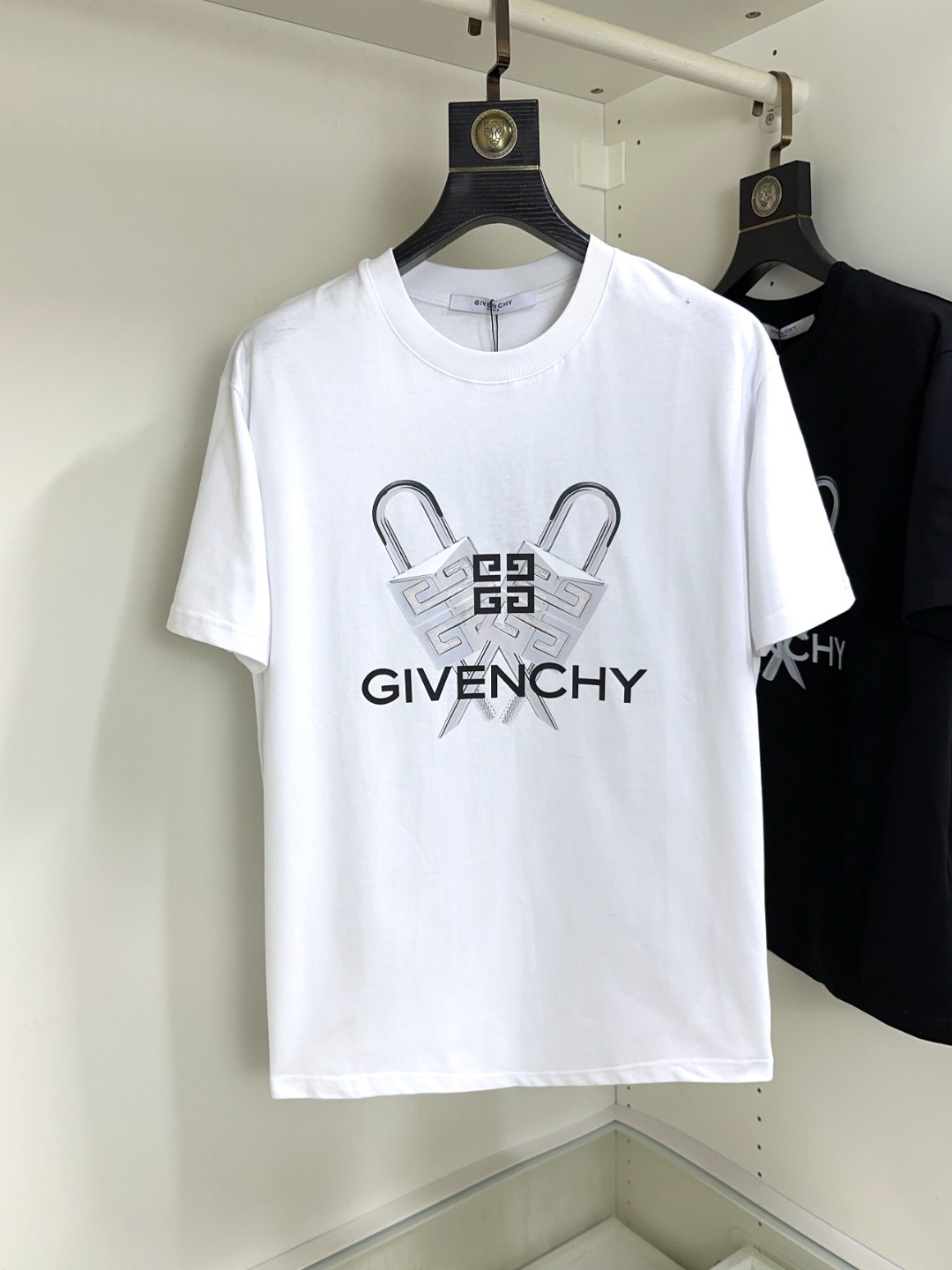 NO:518849,Givenchy Givenchy top round neck casual short-sleeved high-end custom versatile styles that anyone can easily control. The fabric is fully customized craftsmanship. The latest logo design of the luxurious classic brand on the chest is very high-end. Those who understand goods must enter!  The style and tailoring are slim styles, which are very exquisite, showing aura and highlighting the exquisiteness of business men. This is the unique feature, the right slim fit, and the upper body effect is very good!  Size S-XL can wear 190 catties, given 190 kg, given , given , given , given , T-shirt , alexander wang19860909Givenchy 纪梵希 顶级圆领休闲短袖高级定制百搭款式 任何人都可以轻松驾驭 面料全订制工艺 胸前奢华经典品牌最新logo设计,非常显档次懂货的必须入！版型剪裁属于修身款 非常精致,显气场,又会凸显商务男士的精致,这就是独到之处,恰到好处的修身,上身效果非常赞！尺码S-XL 可穿190斤,,givenchy,givenchy,T-shirt,alexander wang,Men's clothing