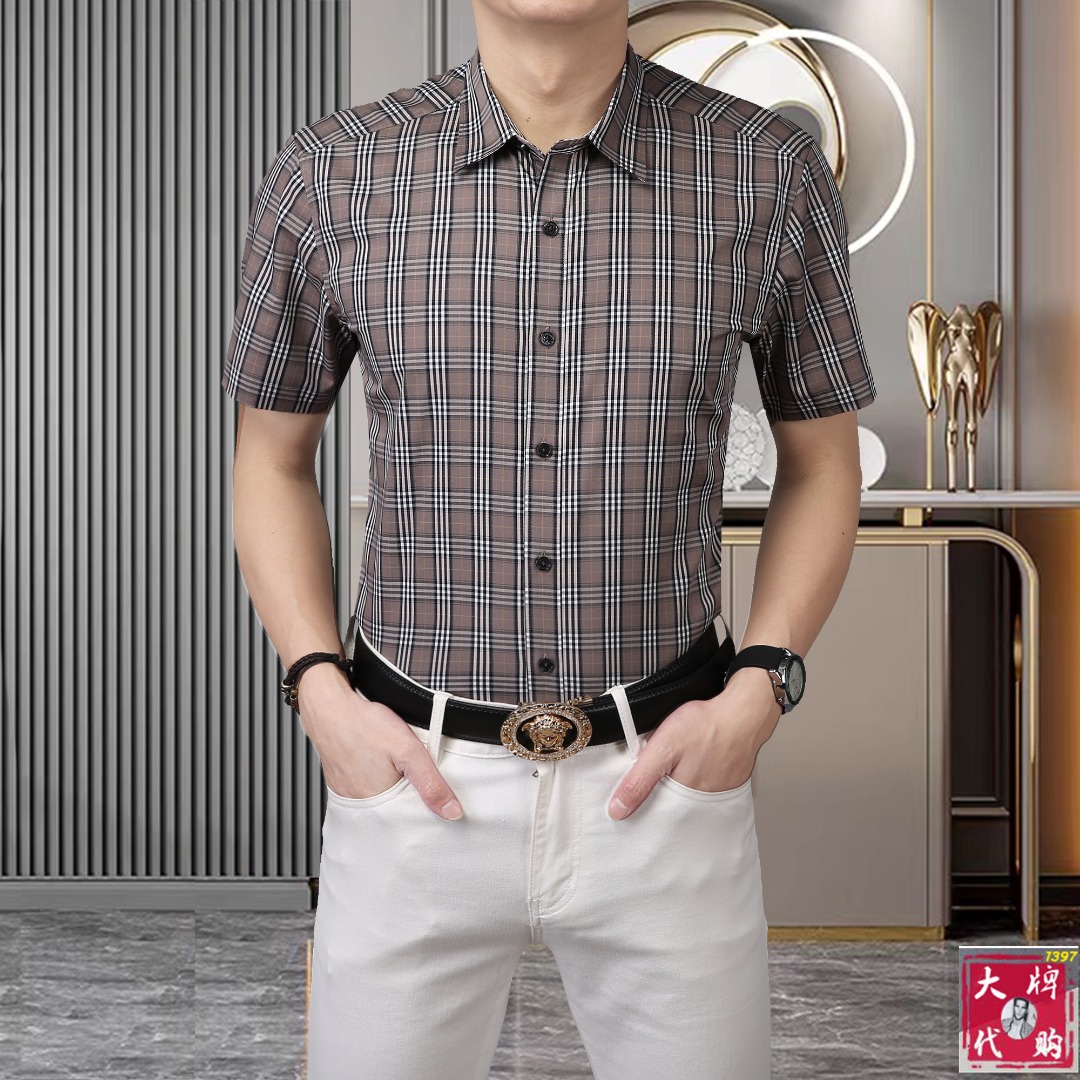 NO:518846,Burberry Spring and summer new men's short-sleeved classic plaid shirt shirt, high-end version!  Customized fabrics for counters are breathable and comfortable, with impeccable details, and the brand element design concept reflects high quality. The feel is delicate and soft!  It presents casual cut, unbeaten style, exquisite craftsmanship can stand the test, and the upper body style is excellent!  Standard code number M-3XL, burberry, burberry, shirts, T-shirt, alexander wang19860909Burberry 巴宝莉 春夏新款男士短袖经典格子衬衣 衬衫,高端版本！专柜定制面料 透气舒适度高,细节无可挑剔,品牌元素设计理念,体现高品质.手感细腻柔软！呈现休闲裁剪,长久不败款,精致的工艺经得起检验,上身版型超赞！标准码数M-3XL,,burberry,burberry,shirts,T-shirt,alexander wang,Men's clothing