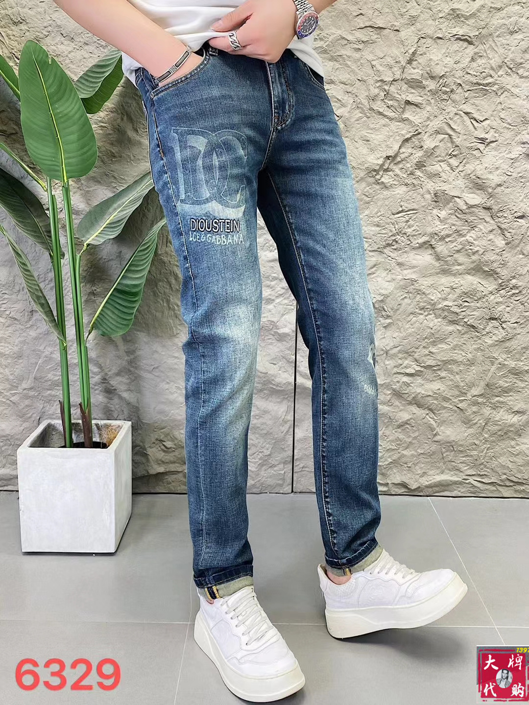 NO:518833,DG Dolce & Gabbana Men's Jeans Original Original Clothing Original Wash Water!  Imported original wash elastic fabrics, complex handicrafts superimposed, any wash process will become a completely different color effect after a few more seconds, so it is more precious, especially long-lasting and odor-resistant... Use the best tannin elastic texture, genuine leather leather cards, high-quality metal accessories... to create a unique and original jeans style!  Original hardware and accessories, super positive style, comfortable and breathable, extremely high grade, counter quality, and handsome upper body. Number of codes 29-38, Dolce & Gabbana, jeans, alexander wang19860909DG 杜嘉班纳 男士牛仔裤原厂原布原洗水！进口原版水洗弹力面料,复杂的手工艺叠加,任何一个洗水环节多停留几秒都会变成完全不一样的颜色效果,所以越加珍贵,特别持久、耐味…… 选用上乘的丹宁弹力质感,真皮皮牌、高定的金属辅料……打造出独特及原创的牛仔裤款型！原版五金辅料,版型超正,舒适透气,档次极高,专柜品质,上身帅气十足. 码数29-38,,Dolce&Gabbana,jeans,alexander wang,Men's clothing