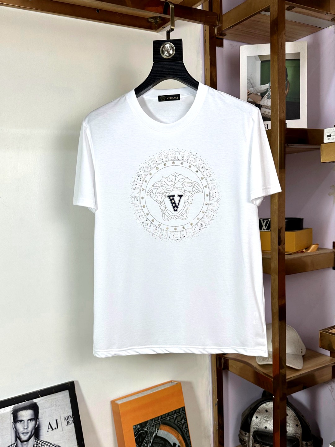 NO:518870,Versace Fat Brother Gospel Max 4XL wears up to 200 catties top-grade round neck short sleeve high-end custom versatile styles. Anyone can easily control the fabric. Fully customized craftsmanship. The latest logo design of the luxurious classic brand on the chest is very high-end. Those who understand goods must enter!  The style and tailoring are slim styles, which are very exquisite, showing aura and highlighting the exquisiteness of business men. This is the unique feature, the right slim fit, and the upper body effect is very good!  Size M-4XL, versace, versace, T-shirt, alexander wang19860909Versace 范思哲 胖哥福音最大4XL穿到200斤顶级圆领短袖高级定制百搭款式 任何人都可以轻松驾驭 面料全订制工艺 胸前奢华经典品牌最新logo设计,非常显档次懂货的必须入！版型剪裁属于修身款 非常精致,显气场,又会凸显商务男士的精致,这就是独到之处,恰到好处的修身,上身效果非常赞！尺码M-4XL,,versace,versace,T-shirt,alexander wang,Men's clothing