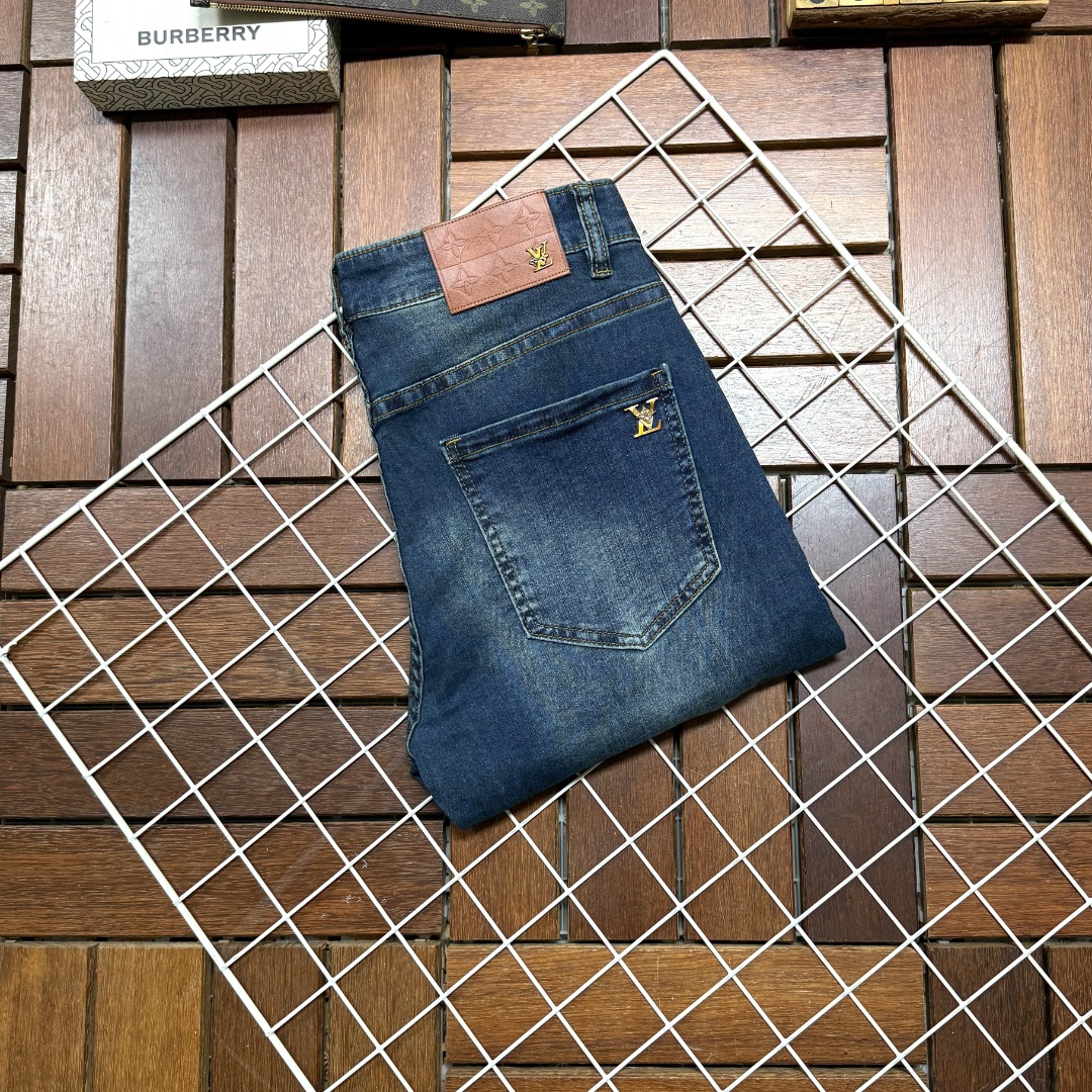 NO:518863,LV Louis Vuitton New style and new products available for sale in counters. The original 1:1 product for physical stores, suitable for all ages. The highest version of imported European fabrics in the market. They are comfortable, soft and skin-friendly. The upper body effect is super fashionable and versatile. They are straight and stylish. They are a must-have in the wardrobe!  Suitable for any occasion Size 29-38, louis vuitton,louis vuitton,jeans,alexander wang19860909LV 路易威登 新款新品 专柜有售 实体店极品牛仔裤专柜原版1:1好货,适合各个年龄段.市场最高版本的欧洲进口面料.舒适柔软亲肤,上身效果超级棒时尚百搭,笔挺有型,衣橱必备！适合任何场合穿着 尺码29-38,,louis vuitton,louis vuitton,jeans,alexander wang,Men's clothing