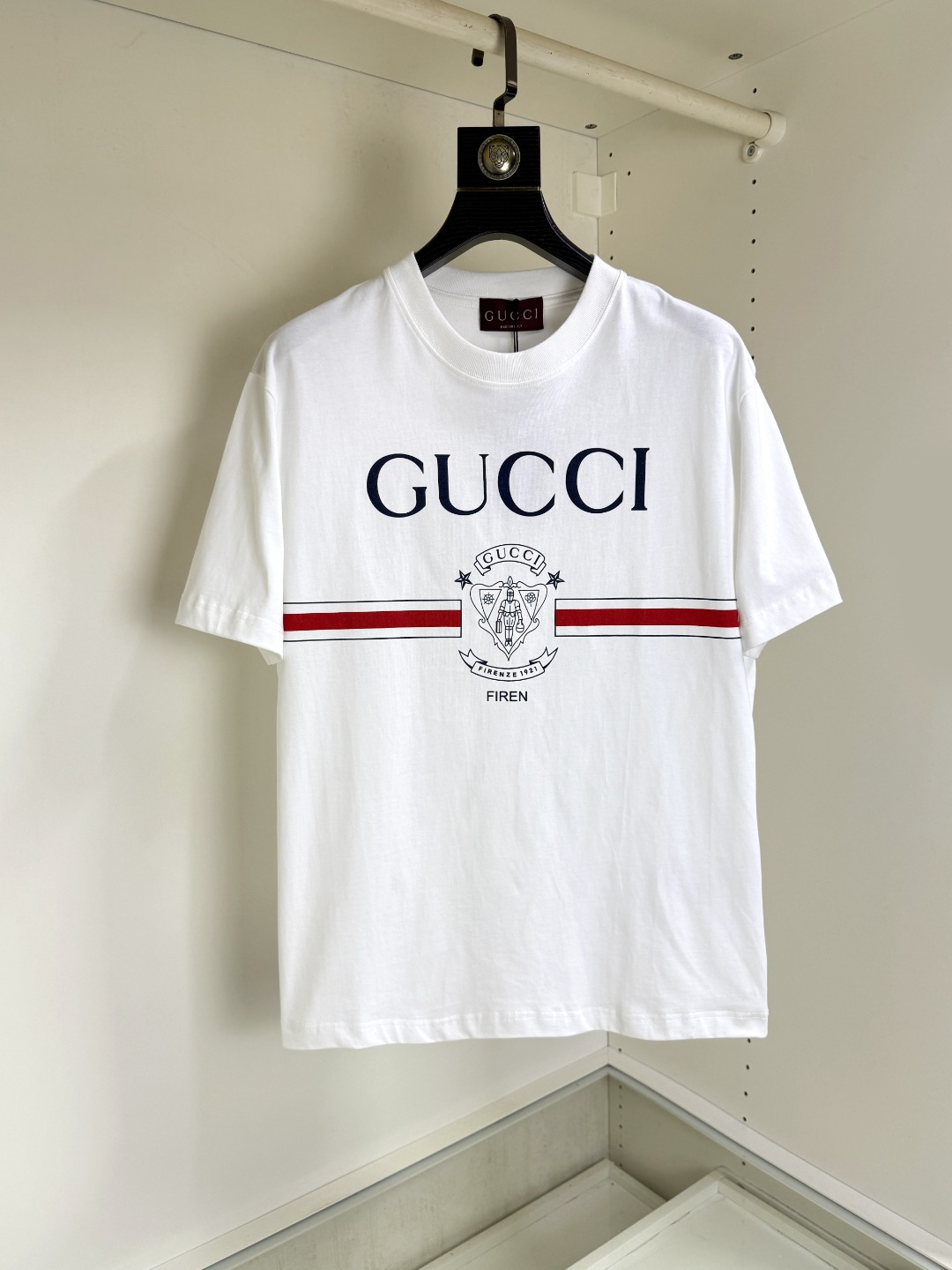 NO:502380,Gucci Gucci Fat Brother Gospel Maximum XL can wear 200 kilograms Top-level round neck casual short sleeves Top-level version High-end custom versatile styles Anyone can easily control the fabric is fully customized craftsmanship The latest logo design of the luxurious classic brand on the chest is very high-end, and those who understand goods must enter!  The style and tailoring are slim styles, which are very exquisite, showing aura and highlighting the exquisiteness of business men. This is the unique feature, the right slim fit, and the upper body effect is very good!  Size XS-XL (counter code is equivalent to M-3XL), gucci, T-shirt, alexander wang19860909Gucci 古奇 胖哥福音最大XL可穿200斤 顶级圆领休闲短袖 顶级版本 高级定制百搭款式 任何人都可以轻松驾驭 面料全订制工艺 胸前奢华经典品牌最新logo设计,非常显档次懂货的必须入！版型剪裁属于修身款 非常精致,显气场,又会凸显商务男士的精致,这就是独到之处,恰到好处的修身,上身效果非常赞！尺码XS-XL（专柜码等同M-3XL）,,gucci,T-shirt,alexander wang,Men's clothing