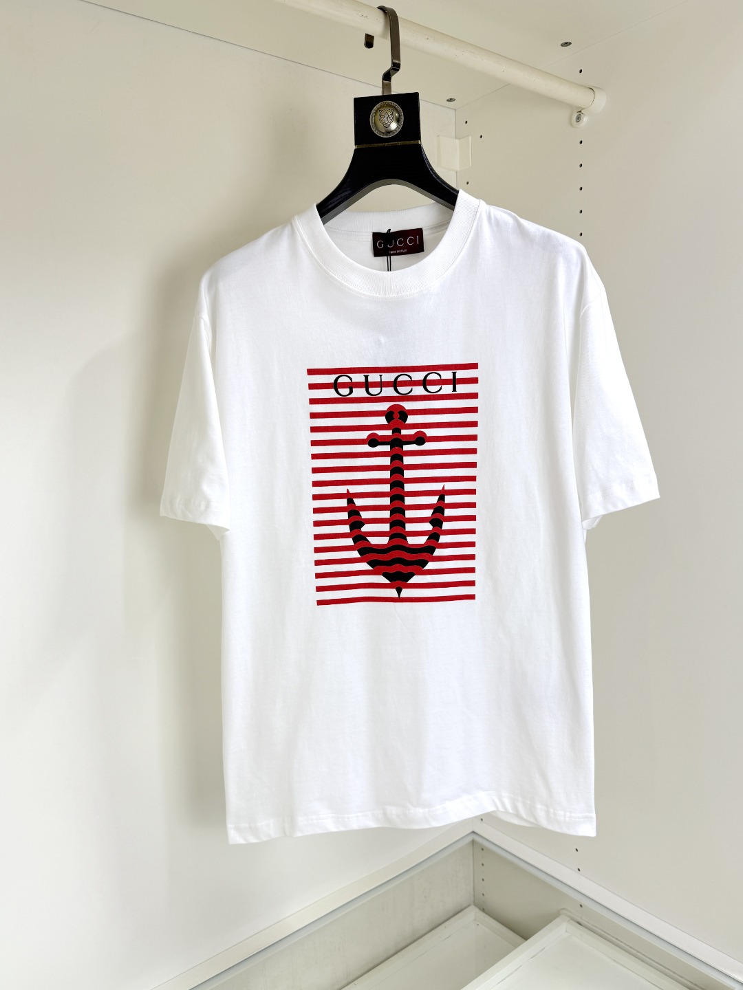 NO:502384,Gucci Gucci Fat Brother Gospel Maximum XL can wear 200 kilograms Top-level round neck casual short sleeves Top-level version High-end custom versatile styles Anyone can easily control the fabric is fully customized craftsmanship The latest logo design of the luxurious classic brand on the chest is very high-end, and those who understand goods must enter!  The style and tailoring are slim styles, which are very exquisite, showing aura and highlighting the exquisiteness of business men. This is the unique feature, just right slim fit, and the upper body effect is very good!  Size XS-XL (counter code is equivalent to M-3XL), gucci, T-shirt, alexander wang19860909Gucci 古奇 胖哥福音最大XL可穿200斤 顶级圆领休闲短袖 顶级版本 高级定制百搭款式 任何人都可以轻松驾驭 面料全订制工艺 胸前奢华经典品牌最新logo设计,非常显档次懂货的必须入！版型剪裁属于修身款 非常精致,显气场,又会凸显商务男士的精致,这就是独到之处,恰到好处的修身,上身效果非常赞！尺码XS-XL（专柜码等同M-3XL）,,gucci,T-shirt,alexander wang,Men's clothing