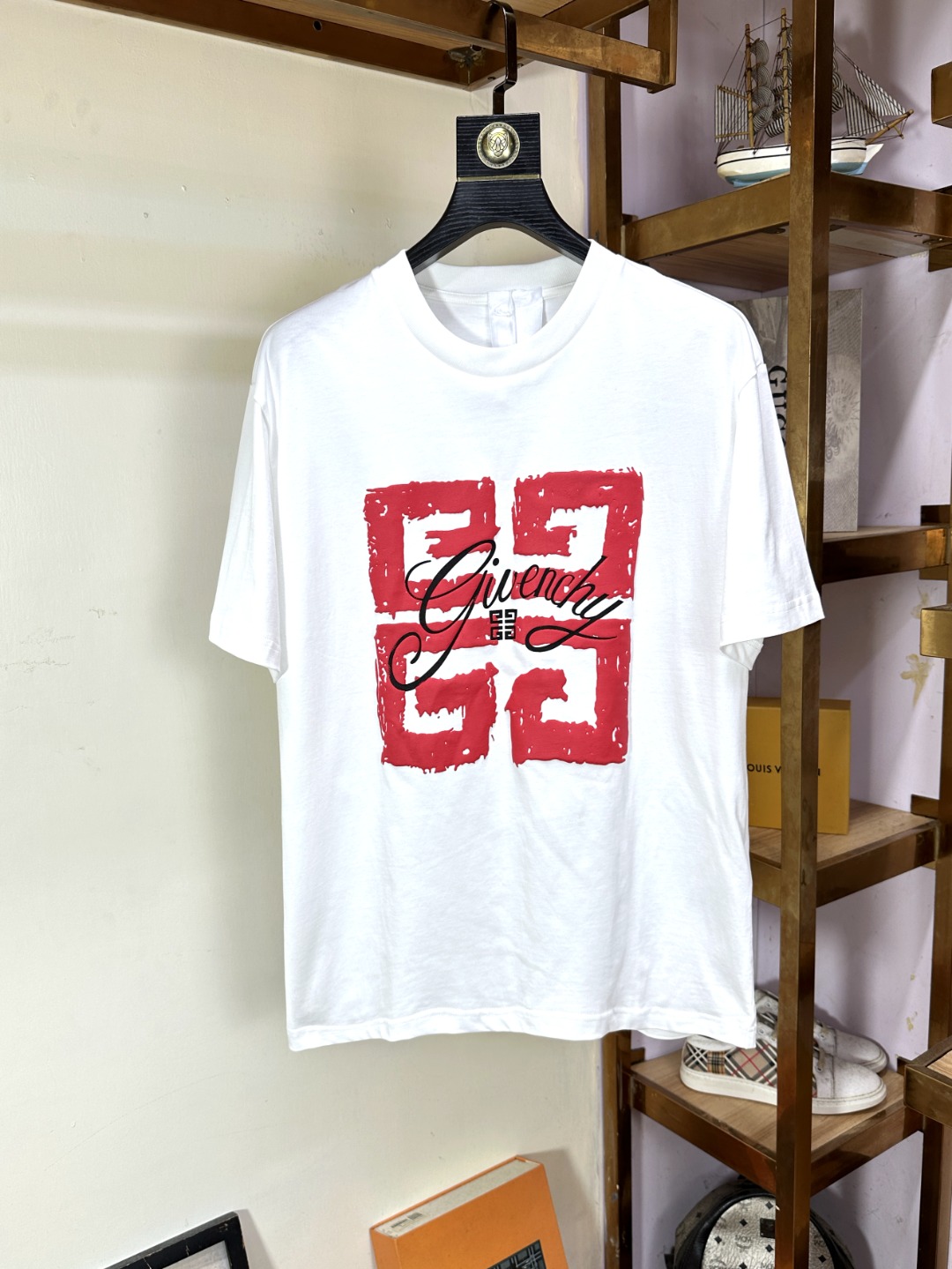 NO:518018,Givenchy Givenchy Fat Brother Gospel The largest XL wearable pound, top-level round neck casual short sleeves, top-level version, high-end custom versatile style, anyone can easily control the fabric, full customization and craftsmanship, the latest logo design of the luxurious classic brand on the chest, very high-end and those who understand goods must enter!  The style and tailoring are slim styles, which are very exquisite, showing aura and highlighting the exquisiteness of business men. This is the unique feature, the right slim fit, and the upper body effect is very good!  Size XS-XL (counter code is equivalent to M-3XL), given , given , given , given , T-shirt, alexander wang19860909Givenchy 纪梵希 胖哥福音最大XL可穿斤 顶级圆领休闲短袖 顶级版本 高级定制百搭款式 任何人都可以轻松驾驭 面料全订制工艺 胸前奢华经典品牌最新logo设计,非常显档次懂货的必须入！版型剪裁属于修身款 非常精致,显气场,又会凸显商务男士的精致,这就是独到之处,恰到好处的修身,上身效果非常赞！尺码XS-XL（专柜码等同M-3XL）,,givenchy,givenchy,T-shirt,alexander wang,Men's clothing