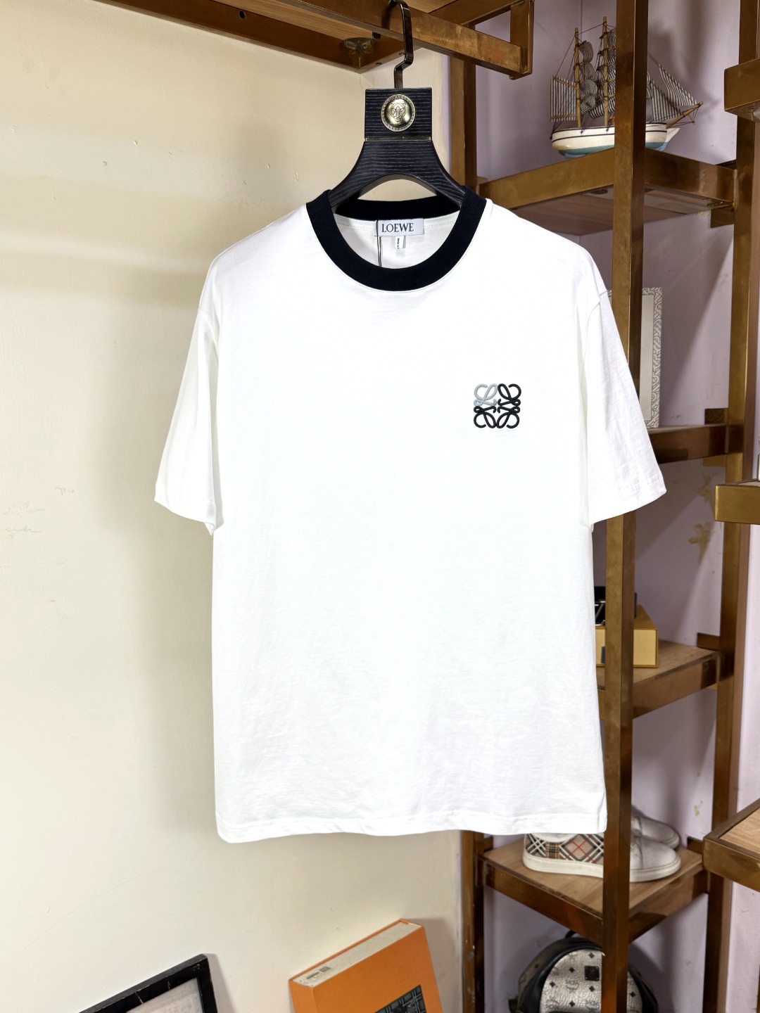 NO:516265,Loewe, Loewe, Fat Brother Gospel, the largest XL wearable kilogram high-end version, top round neck, casual short-sleeved high-end custom versatile style, anyone can easily control it, full custom fabric craftsmanship, the latest logo design of the luxurious classic brand on the chest, very high-end, those who understand goods must enter!  The style and tailoring are slim styles, which are very exquisite, showing aura and highlighting the exquisiteness of business men. This is the unique feature, the right slim fit, and the upper body effect is very good!  Size XS-XL (counter code is equivalent to M-3XL), loewe,loewe,T-shirt,alexander wang19860909Loewe 罗意威 胖哥福音最大XL可穿斤高版本 顶级圆领休闲短袖高级定制百搭款式 任何人都可以轻松驾驭 面料全订制工艺 胸前奢华经典品牌最新logo设计,非常显档次懂货的必须入！版型剪裁属于修身款 非常精致,显气场,又会凸显商务男士的精致,这就是独到之处,恰到好处的修身,上身效果非常赞！尺码XS-XL（专柜码等同M-3XL）,,loewe,loewe,T-shirt,alexander wang,Men's clothing