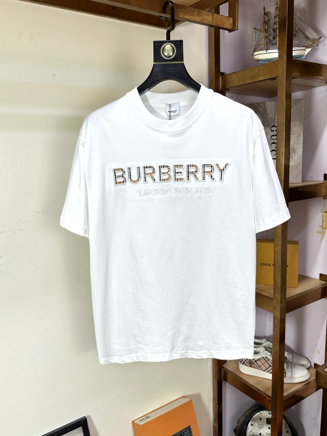 NO:518030,Burberry, Fat Brother Gospel, the largest XL wearable kilogram high-end version, top round neck, casual short-sleeved high-end custom versatile style, anyone can easily control it, full custom fabric craftsmanship, the latest logo design of the luxurious classic brand on the chest, very high-end, those who understand goods must enter!  The style and tailoring are slim styles, which are very exquisite, showing aura and highlighting the exquisiteness of business men. This is the unique feature, the right slim fit, and the upper body effect is very good!  Size XS-XL (counter code is equivalent to M-3XL), burberry, burberry, T-shirt, alexander wang19860909Burberry 巴宝莉 胖哥福音最大XL可穿斤高版本 顶级圆领休闲短袖高级定制百搭款式 任何人都可以轻松驾驭 面料全订制工艺 胸前奢华经典品牌最新logo设计,非常显档次懂货的必须入！版型剪裁属于修身款 非常精致,显气场,又会凸显商务男士的精致,这就是独到之处,恰到好处的修身,上身效果非常赞！尺码XS-XL（专柜码等同M-3XL）,,burberry,burberry,T-shirt,alexander wang,Men's clothing