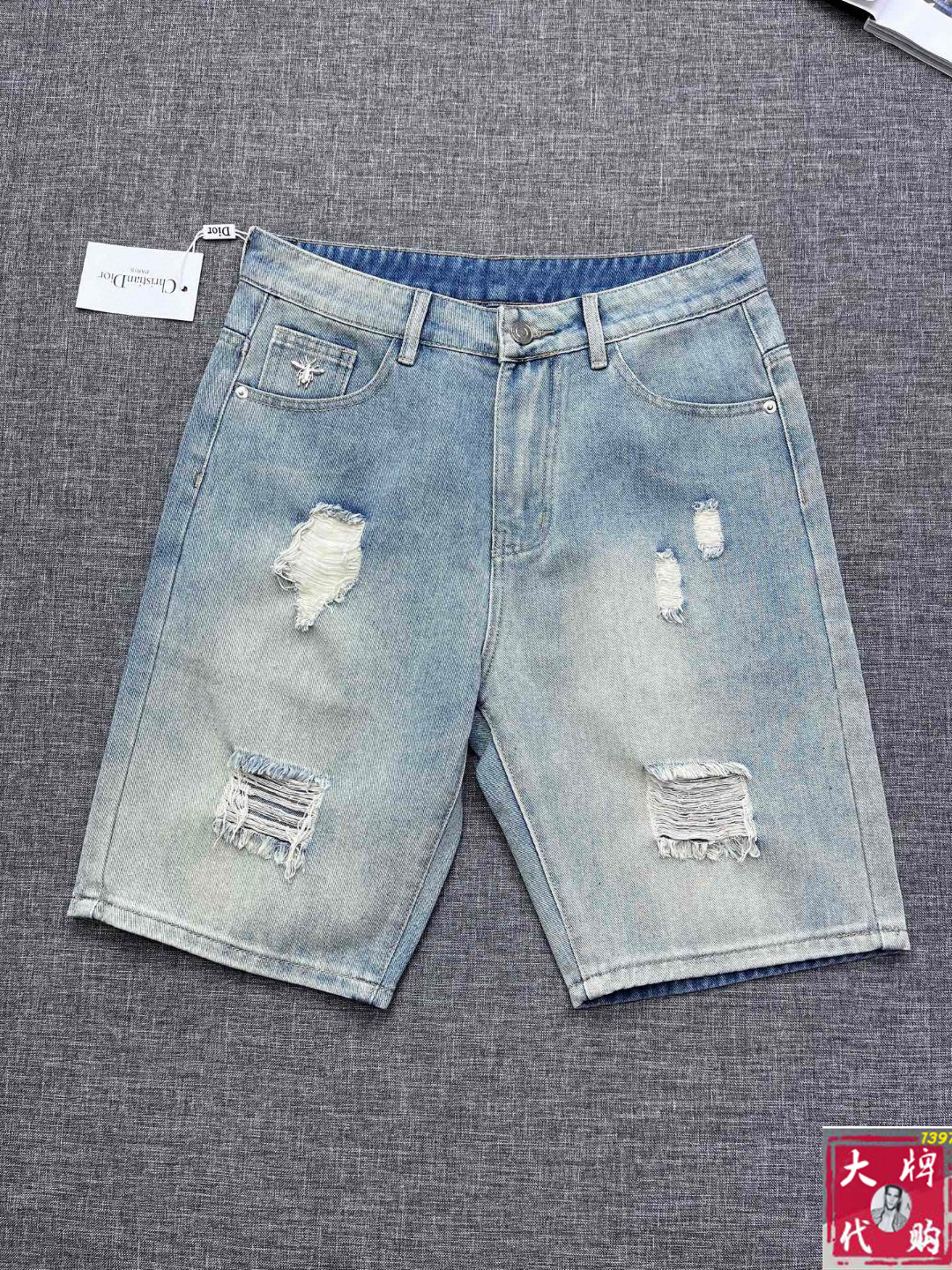 NO:518002,DIOR official website counter is available simultaneously, original singles, super stylish 5-point denim shorts Customized original washing denim fabric, unique design, top-grade printed craft letter pattern logo, original hardware and auxiliary decoration, extremely superior jeans, the materials and craftsmanship are extremely luxurious and exquisite, extremely high-end, handsome and stylish, recommended, size 29-38,,dior,dior, shorts, jeans, alexander wang19860909DIOR 迪奥 官网专柜同步有售,原单狠货,超级有范儿的一款5分牛仔短裤 定制原版水洗牛仔面料,独特设计,顶级印花工艺字母图案logo,原版五金辅料装饰,极为翘楚的一款牛仔裤,用料与工艺都极致奢华精湛,档次极高,上身帅气有型,推荐,码数29—38,,dior,dior,shorts,jeans,alexander wang,Men's clothing