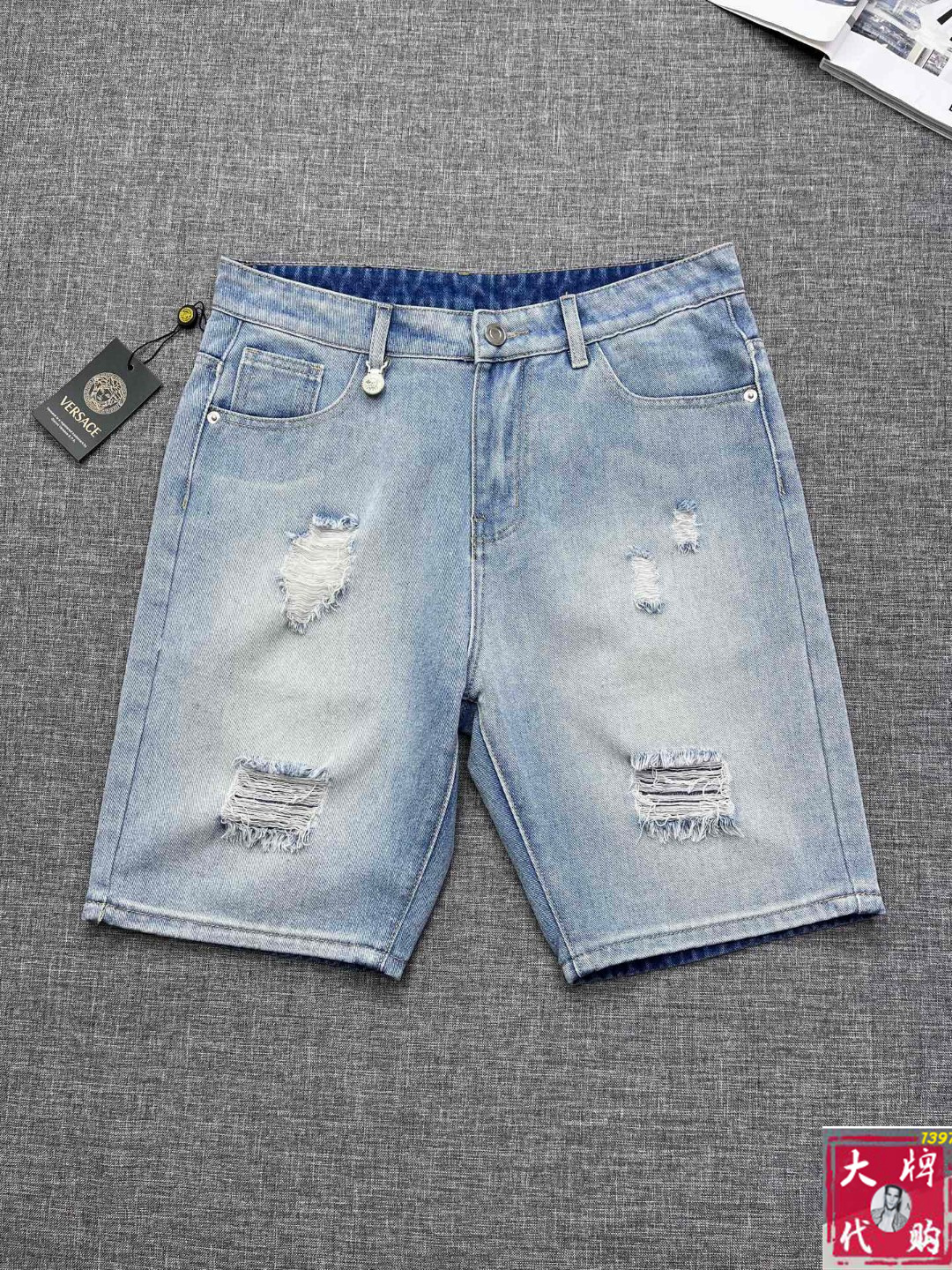 NO:518004,Versace The official website counter is available at the same time, original singles are ruthless, super stylish 5-point denim shorts Customized original washing denim fabric, unique design, top-grade printing craft letter pattern logo, original hardware and auxiliary decoration, extremely superior jeans, the materials and craftsmanship are extremely luxurious and exquisite, extremely high-end, handsome and stylish, recommended, size 29-38, versace, versace, shorts, jeans, alexander wang19860909Versace 范思哲 官网专柜同步有售,原单狠货,超级有范儿的一款5分牛仔短裤 定制原版水洗牛仔面料,独特设计,顶级印花工艺字母图案logo,原版五金辅料装饰,极为翘楚的一款牛仔裤,用料与工艺都极致奢华精湛,档次极高,上身帅气有型,推荐,码数29—38,,versace,versace,shorts,jeans,alexander wang,Men's clothing