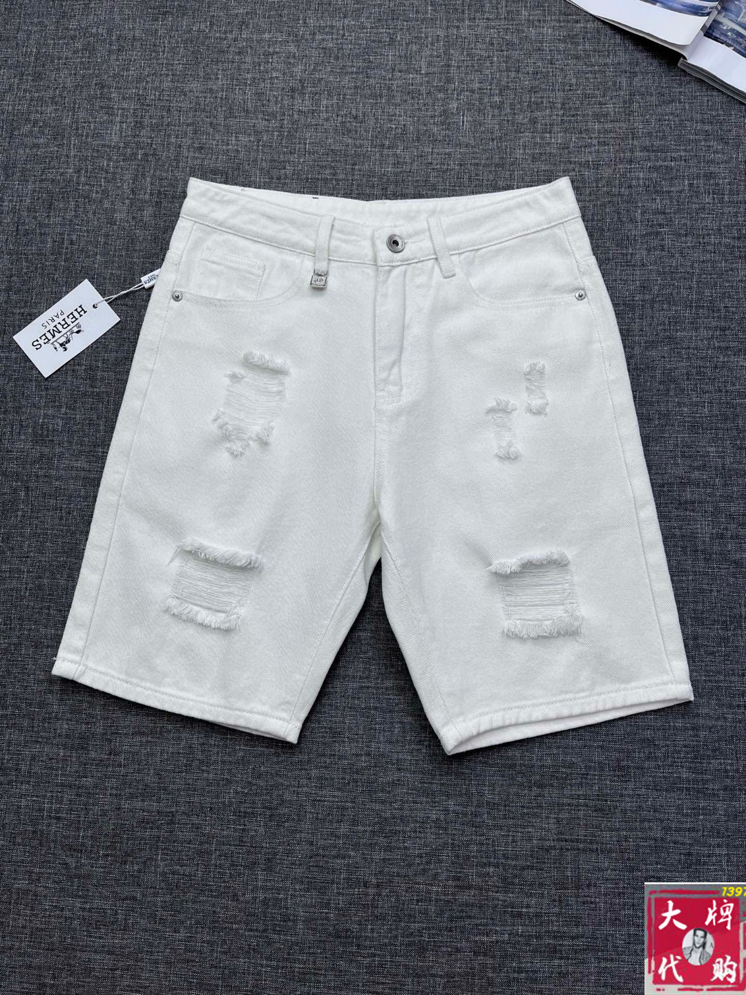 NO:517985,Hermes official counter is available simultaneously, original singles, super stylish 5-point denim shorts Customized original washing denim fabric, unique design, top-grade printed craft letter pattern logo, original hardware and auxiliary decoration, extremely top-notch jeans, the materials and craftsmanship are extremely luxurious and exquisite, the grade is extremely high, the upper body is handsome and stylish, recommended, number 29-38, hermes, hermes, shorts, jeans, alexander wang19860909Hermes 爱马仕 官网专柜同步有售,原单狠货,超级有范儿的一款5分牛仔短裤 定制原版水洗牛仔面料,独特设计,顶级印花工艺字母图案logo,原版五金辅料装饰,极为翘楚的一款牛仔裤,用料与工艺都极致奢华精湛,档次极高,上身帅气有型,推荐,码数29—38,,hermes,hermes,shorts,jeans,alexander wang,Men's clothing