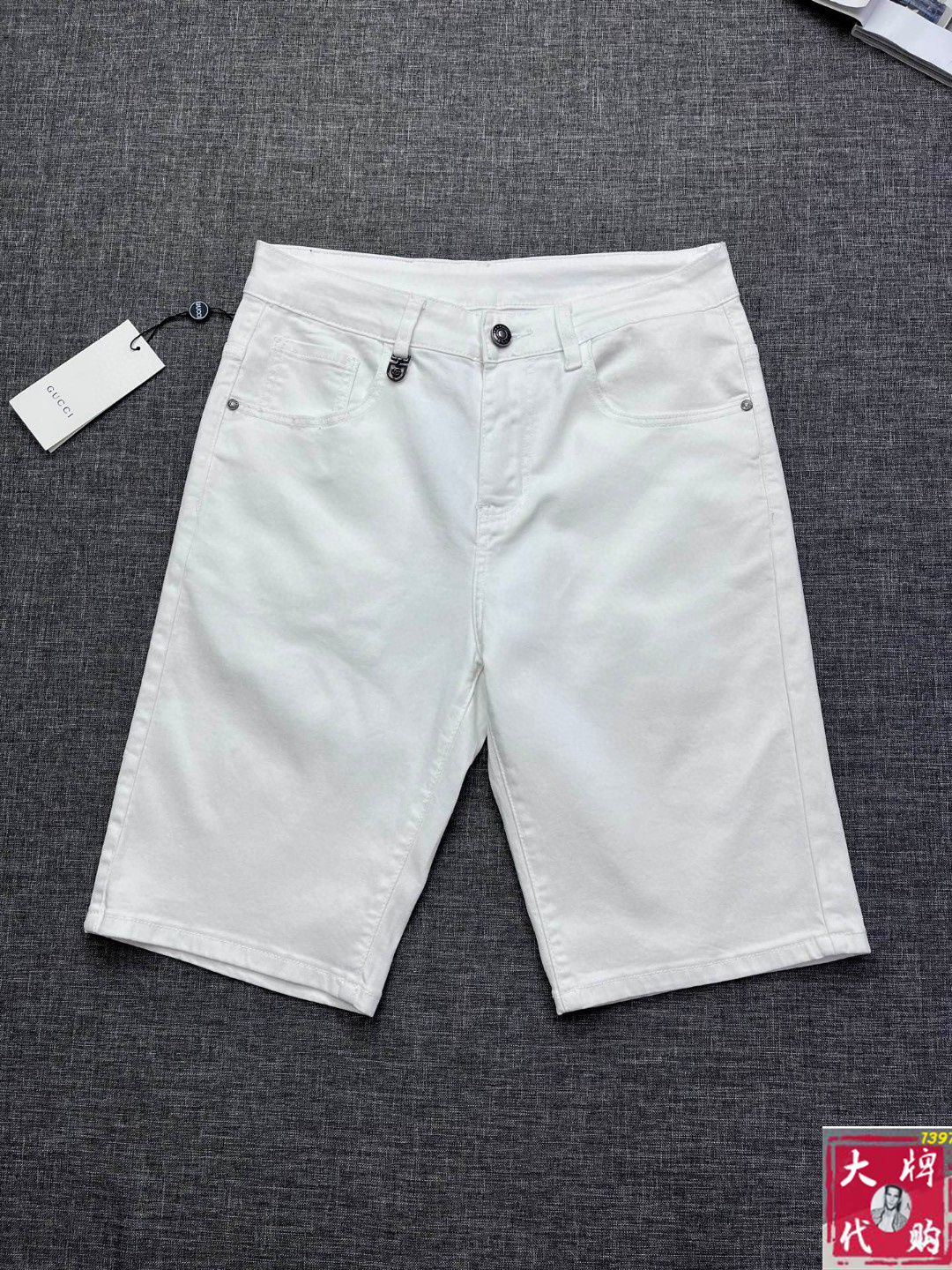 NO:517988,Gucci official website counter is available at the same time, original singles are ruthless, super stylish 5-point denim shorts Customized original washing denim fabric, unique design, top-grade printing craft letter pattern logo, original hardware and auxiliary decoration, extremely top-notch jeans, the materials and craftsmanship are extremely luxurious and exquisite, extremely high-end, handsome and stylish, recommended, size 29-38, gucci, shorts, jeans, alexander wang19860909Gucci 古奇 官网专柜同步有售,原单狠货,超级有范儿的一款5分牛仔短裤 定制原版水洗牛仔面料,独特设计,顶级印花工艺字母图案logo,原版五金辅料装饰,极为翘楚的一款牛仔裤,用料与工艺都极致奢华精湛,档次极高,上身帅气有型,推荐,码数29—38,,gucci,shorts,jeans,alexander wang,Men's clothing