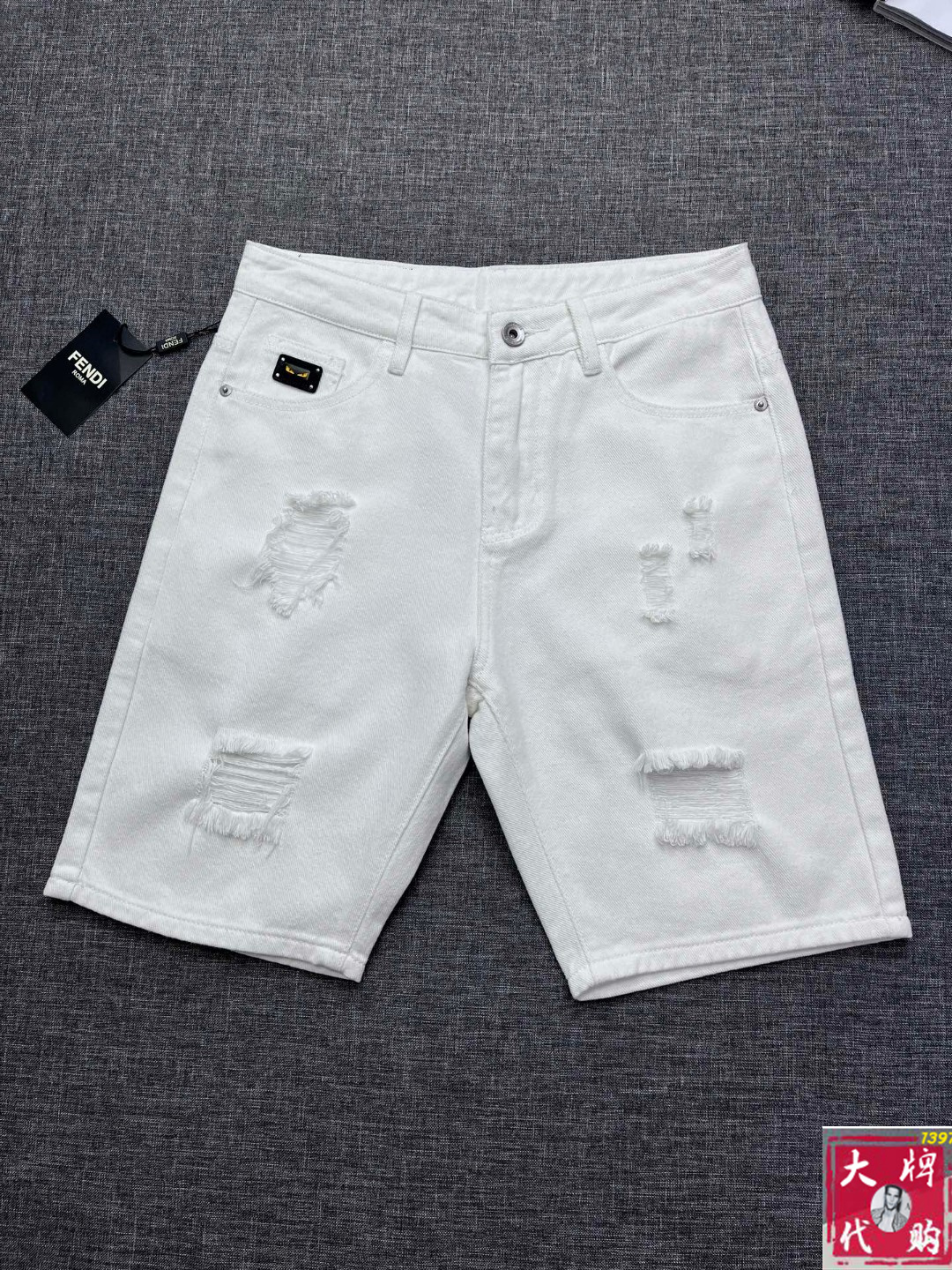 NO:517993,Fendi official website counter is available simultaneously, original single product, super stylish 5-point denim shorts Customized original washing denim fabric, unique design, top-grade printing craft letter pattern logo, original hardware and auxiliary decoration, extremely top-notch jeans, the materials and craftsmanship are extremely luxurious and exquisite, extremely high-end, handsome and stylish, recommended, size 29-38,,fendi,fendi, shorts, jeans, alexander wang19860909Fendi 芬迪 官网专柜同步有售,原单狠货,超级有范儿的一款5分牛仔短裤 定制原版水洗牛仔面料,独特设计,顶级印花工艺字母图案logo,原版五金辅料装饰,极为翘楚的一款牛仔裤,用料与工艺都极致奢华精湛,档次极高,上身帅气有型,推荐,码数29—38,,fendi,fendi,shorts,jeans,alexander wang,Men's clothing