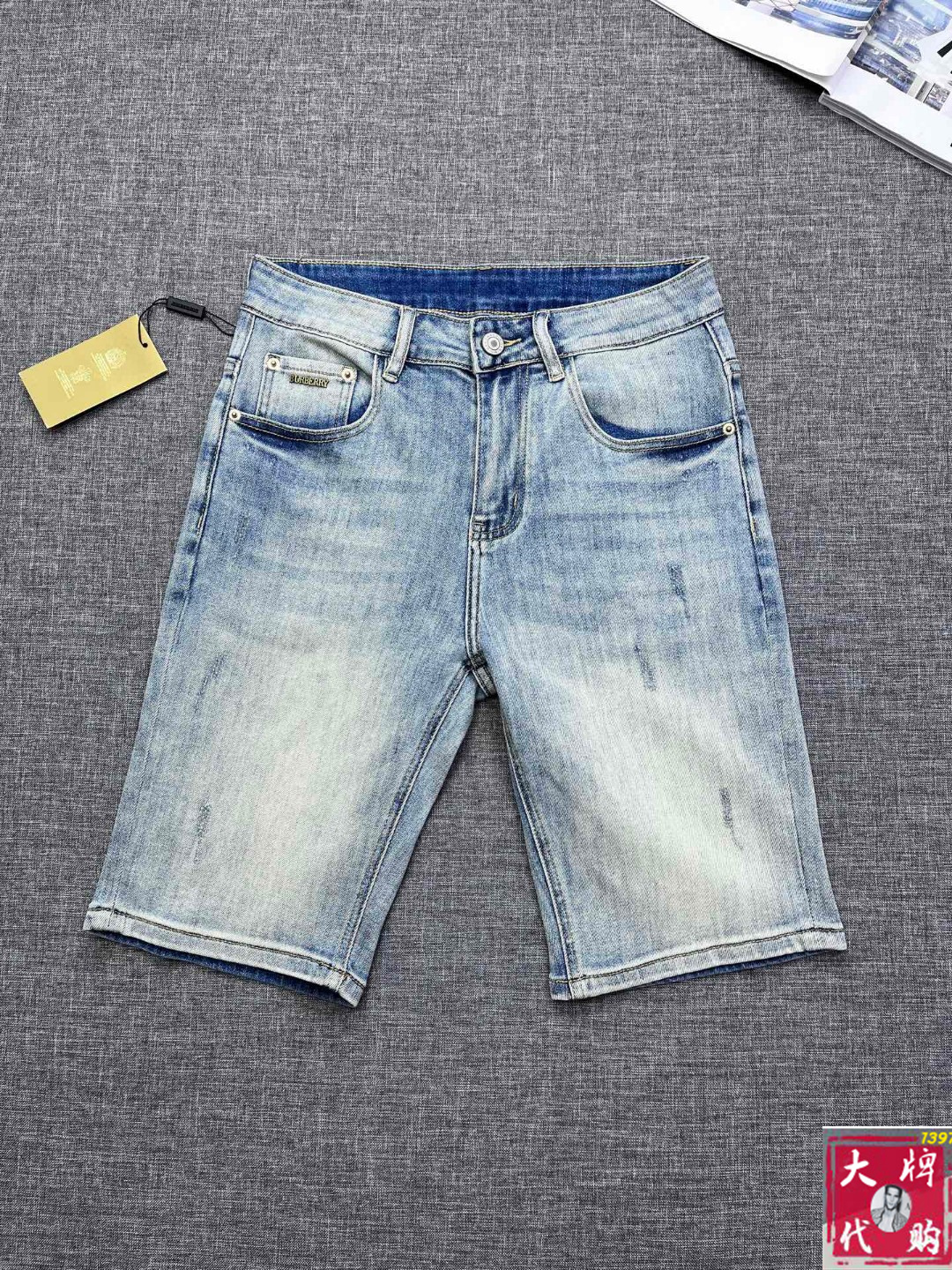 NO:517999,Burberry Burberry official counter is available at the same time, original singles are ruthless, super stylish 5-point denim shorts Customized original washing denim fabric, unique design, top-grade printing craft letter pattern logo, original hardware and auxiliary decoration, extremely top-notch jeans, the materials and craftsmanship are extremely luxurious and exquisite, extremely high-end, handsome and stylish, recommended, size 29-38, burberry, burberry, shorts, jeans, alexander wang19860909Burberry 巴宝莉 官网专柜同步有售,原单狠货,超级有范儿的一款5分牛仔短裤 定制原版水洗牛仔面料,独特设计,顶级印花工艺字母图案logo,原版五金辅料装饰,极为翘楚的一款牛仔裤,用料与工艺都极致奢华精湛,档次极高,上身帅气有型,推荐,码数29—38,,burberry,burberry,shorts,jeans,alexander wang,Men's clothing