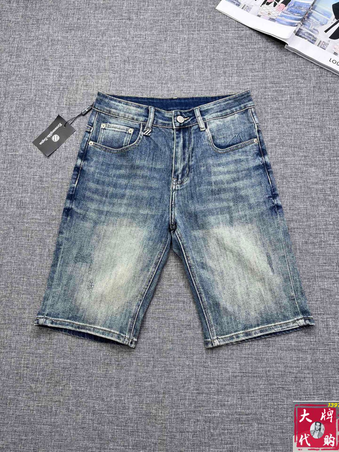 NO:518001,Zegna official website counter is available simultaneously, original single product, super stylish 5-point denim shorts Customized original washing denim fabric, unique design, top-grade printing craft letter pattern logo, original hardware and auxiliary decoration, extremely top-notch jeans, the materials and craftsmanship are extremely luxurious and exquisite, the grade is extremely high, the upper body is handsome and stylish, recommended, size 29-38, zegna, shorts, jeans, alexander wang19860909Zegna 杰尼亚 官网专柜同步有售,原单狠货,超级有范儿的一款5分牛仔短裤 定制原版水洗牛仔面料,独特设计,顶级印花工艺字母图案logo,原版五金辅料装饰,极为翘楚的一款牛仔裤,用料与工艺都极致奢华精湛,档次极高,上身帅气有型,推荐,码数29—38,,zegna,shorts,jeans,alexander wang,Men's clothing