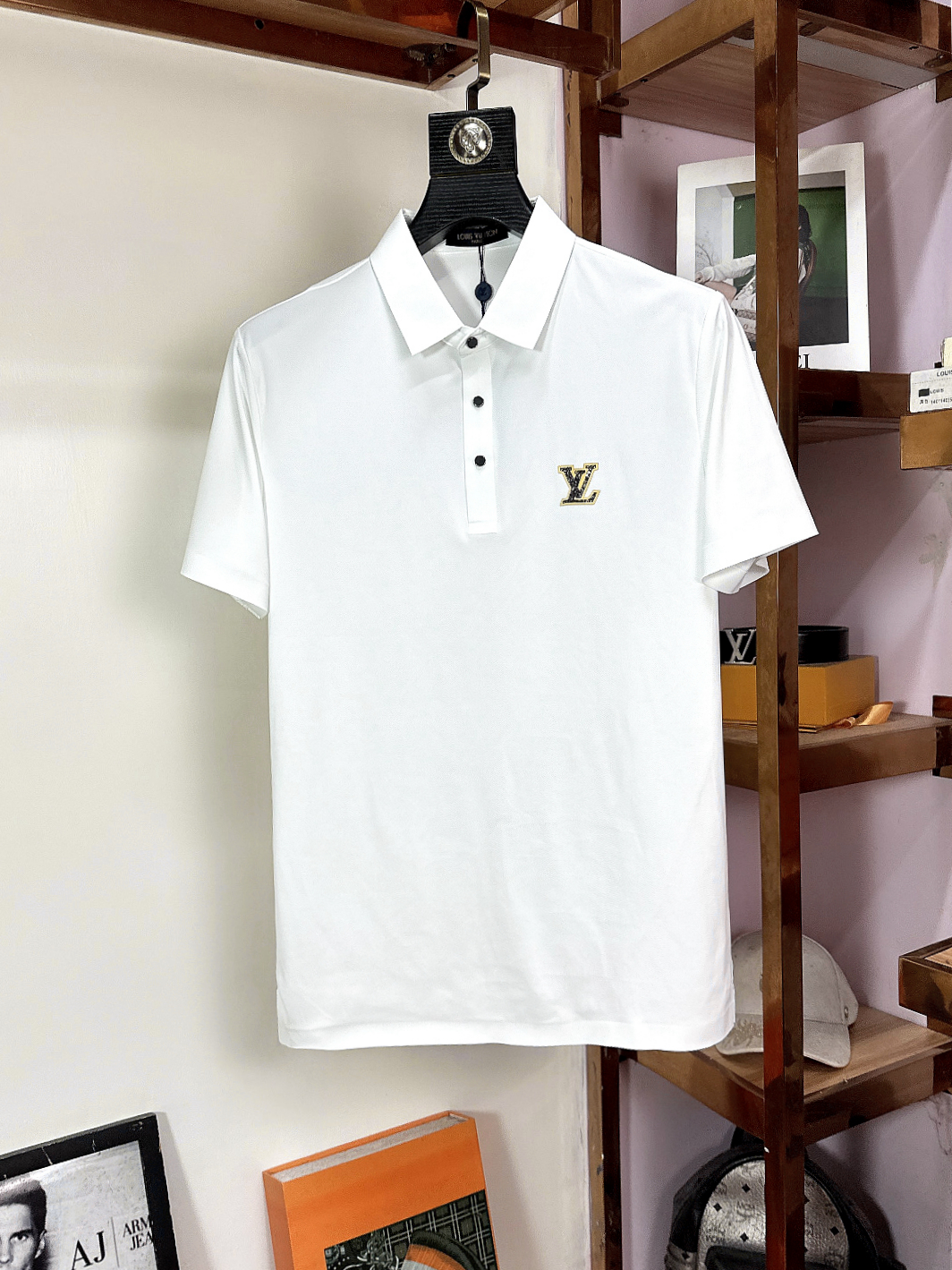 NO:518033,LV Louis Vuitton Fat Brother Gospel 4XL wearable top lapel fashion business lapel short sleeve high markless custom high-end custom versatile styles. Anyone can easily control the fabric fully customized craftsmanship. The latest logo design of the luxurious classic brand on the chest is very high-end, and those who understand goods must enter!  The style and tailoring are slim styles, which are very exquisite, showing aura and highlighting the exquisiteness of business men. This is the unique feature, the right slim fit, and the upper body effect is very good!  Size M-4XL, louis vuitton,louis vuitton,t-shirt,alexander wang19860909LV 路易威登  胖哥福音4XL可穿斤顶级翻领时尚商务翻领短袖高级无痕定制高级定制百搭款式 任何人都可以轻松驾驭 面料全订制工艺 胸前奢华经典品牌最新logo设计,非常显档次懂货的必须入！版型剪裁属于修身款 非常精致,显气场,又会凸显商务男士的精致,这就是独到之处,恰到好处的修身,上身效果非常赞！尺码M-4XL,,louis vuitton,louis vuitton,T-shirt,alexander wang,Men's clothing