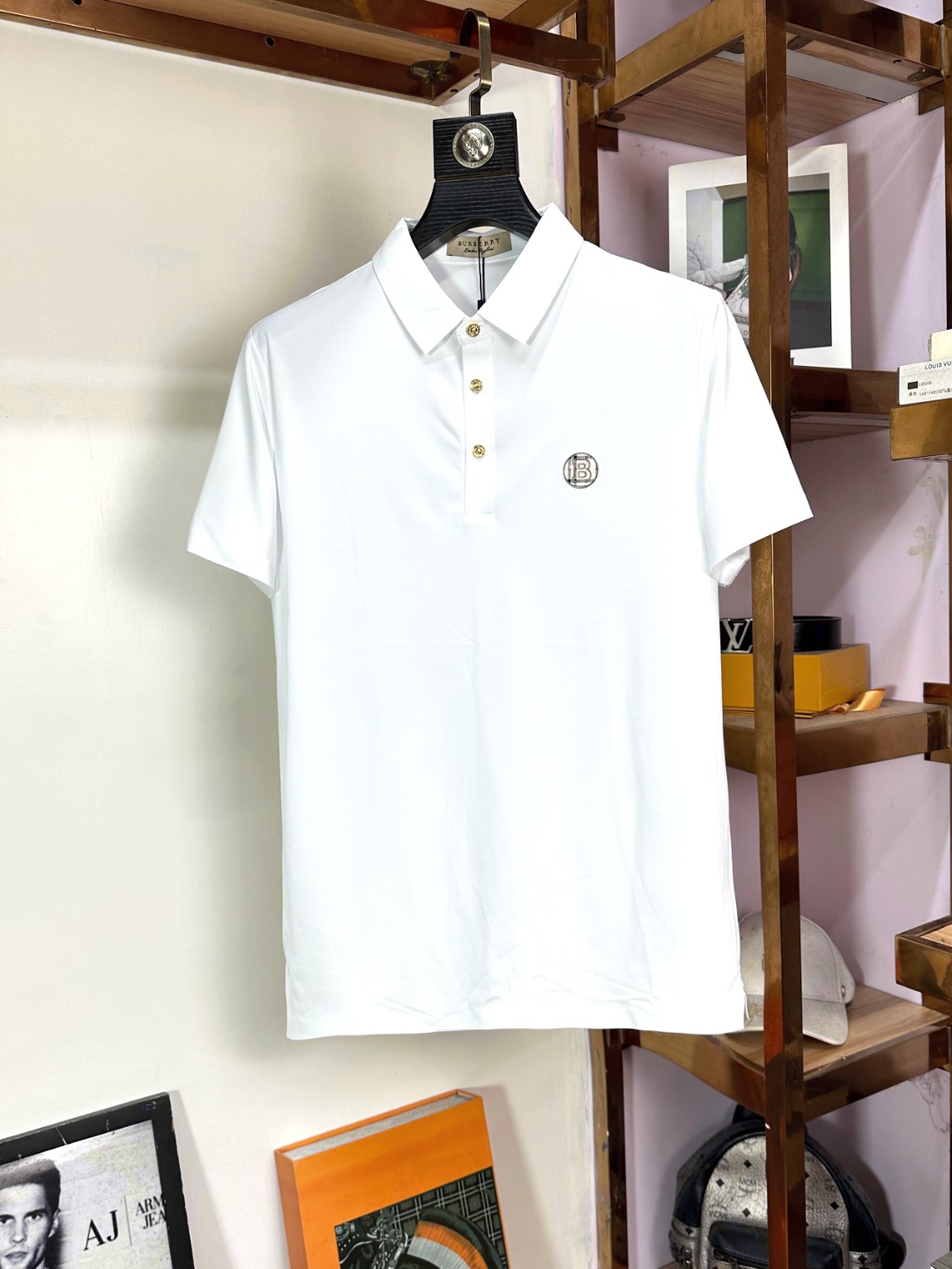 NO:518027,Burberry, Fat Brother Gospel 4XL wearable top lapel fashion business lapel short sleeve high-quality markless custom high-end custom versatile styles, anyone can easily control the fabric fully customized craftsmanship, the latest logo design of luxury classic brand on the chest, very high-end and high-end people who understand goods must enter!  The style and tailoring are slim styles, which are very exquisite, showing aura and highlighting the exquisiteness of business men. This is the unique feature, the right slim fit, and the upper body effect is very good!  Size M-4XL, burberry, burberry, T-shirt, alexander wang19860909Burberry 巴宝莉  胖哥福音4XL可穿斤顶级翻领时尚商务翻领短袖高级无痕定制高级定制百搭款式 任何人都可以轻松驾驭 面料全订制工艺 胸前奢华经典品牌最新logo设计,非常显档次懂货的必须入！版型剪裁属于修身款 非常精致,显气场,又会凸显商务男士的精致,这就是独到之处,恰到好处的修身,上身效果非常赞！尺码M-4XL,,burberry,burberry,T-shirt,alexander wang,Men's clothing