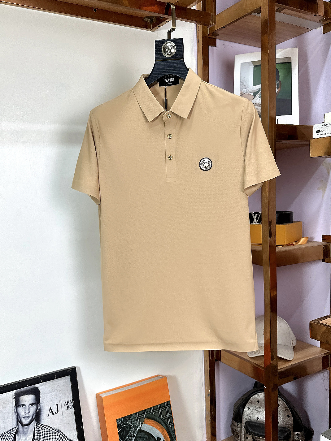 NO:518003,Fendi Fendi Fat Brother Gospel 4XL wearable top lapel fashion business lapel short sleeve high-quality markless custom high-end custom versatile styles. Anyone can easily control the fabric fully customized craftsmanship. The latest logo design of the luxurious classic brand on the chest is very high-end, and those who understand goods must enter!  The style and tailoring are slim styles, which are very exquisite, showing aura and highlighting the exquisiteness of business men. This is the unique feature, the right slim fit, and the upper body effect is very good!  Size M-4XL, fendi, fendi, T-shirt, alexander wang19860909Fendi 芬迪  胖哥福音4XL可穿斤顶级翻领时尚商务翻领短袖高级无痕定制高级定制百搭款式 任何人都可以轻松驾驭 面料全订制工艺 胸前奢华经典品牌最新logo设计,非常显档次懂货的必须入！版型剪裁属于修身款 非常精致,显气场,又会凸显商务男士的精致,这就是独到之处,恰到好处的修身,上身效果非常赞！尺码M-4XL,,fendi,fendi,T-shirt,alexander wang,Men's clothing