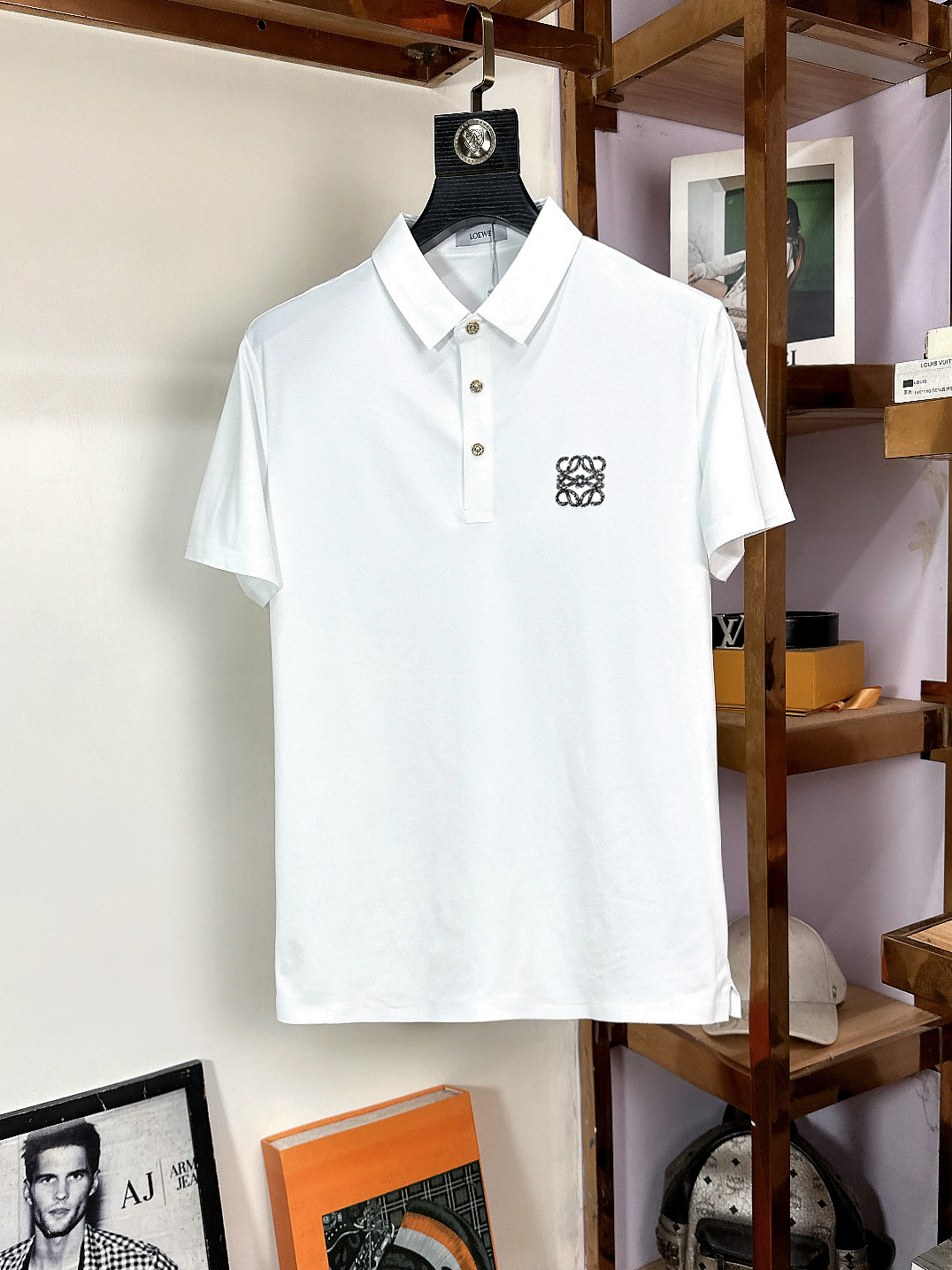 NO:518009,Loewe, Fat Brother Gospel 4XL wearable top lapel fashion business lapel short sleeve high-quality markless custom high-end custom versatile style, anyone can easily control it. The fabric is fully customized craftsmanship, the latest logo design of the luxurious classic brand on the chest, which is very high-end and must be entered if you understand the goods!  The style and tailoring are slim styles, which are very exquisite, showing aura and highlighting the exquisiteness of business men. This is the unique feature, the right slim fit, and the upper body effect is very good!  Size M-4XL, loewe, loewe, T-shirt, alexander wang19860909Loewe 罗意威  胖哥福音4XL可穿斤顶级翻领时尚商务翻领短袖高级无痕定制高级定制百搭款式 任何人都可以轻松驾驭 面料全订制工艺 胸前奢华经典品牌最新logo设计,非常显档次懂货的必须入！版型剪裁属于修身款 非常精致,显气场,又会凸显商务男士的精致,这就是独到之处,恰到好处的修身,上身效果非常赞！尺码M-4XL,,loewe,loewe,T-shirt,alexander wang,Men's clothing