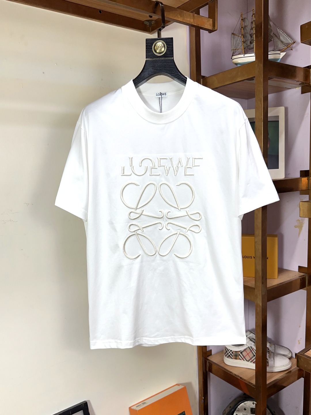 NO:518007,Loewe, Loewe, Fat Brother Gospel, the largest XL wearable kilogram high-end version, top round neck, casual short-sleeved high-end custom versatile style, anyone can easily control it, full custom fabric craftsmanship, the latest logo design of the luxurious classic brand on the chest, very high-end, those who understand goods must enter!  The style and tailoring are slim styles, which are very exquisite, showing aura and highlighting the exquisiteness of business men. This is the unique feature, the right slim fit, and the upper body effect is very good!  Size XS-XL (counter code is equivalent to M-3XL), loewe,loewe,T-shirt,alexander wang19860909Loewe 罗意威 胖哥福音最大XL可穿斤高版本 顶级圆领休闲短袖高级定制百搭款式 任何人都可以轻松驾驭 面料全订制工艺 胸前奢华经典品牌最新logo设计,非常显档次懂货的必须入！版型剪裁属于修身款 非常精致,显气场,又会凸显商务男士的精致,这就是独到之处,恰到好处的修身,上身效果非常赞！尺码XS-XL（专柜码等同M-3XL）,,loewe,loewe,T-shirt,alexander wang,Men's clothing