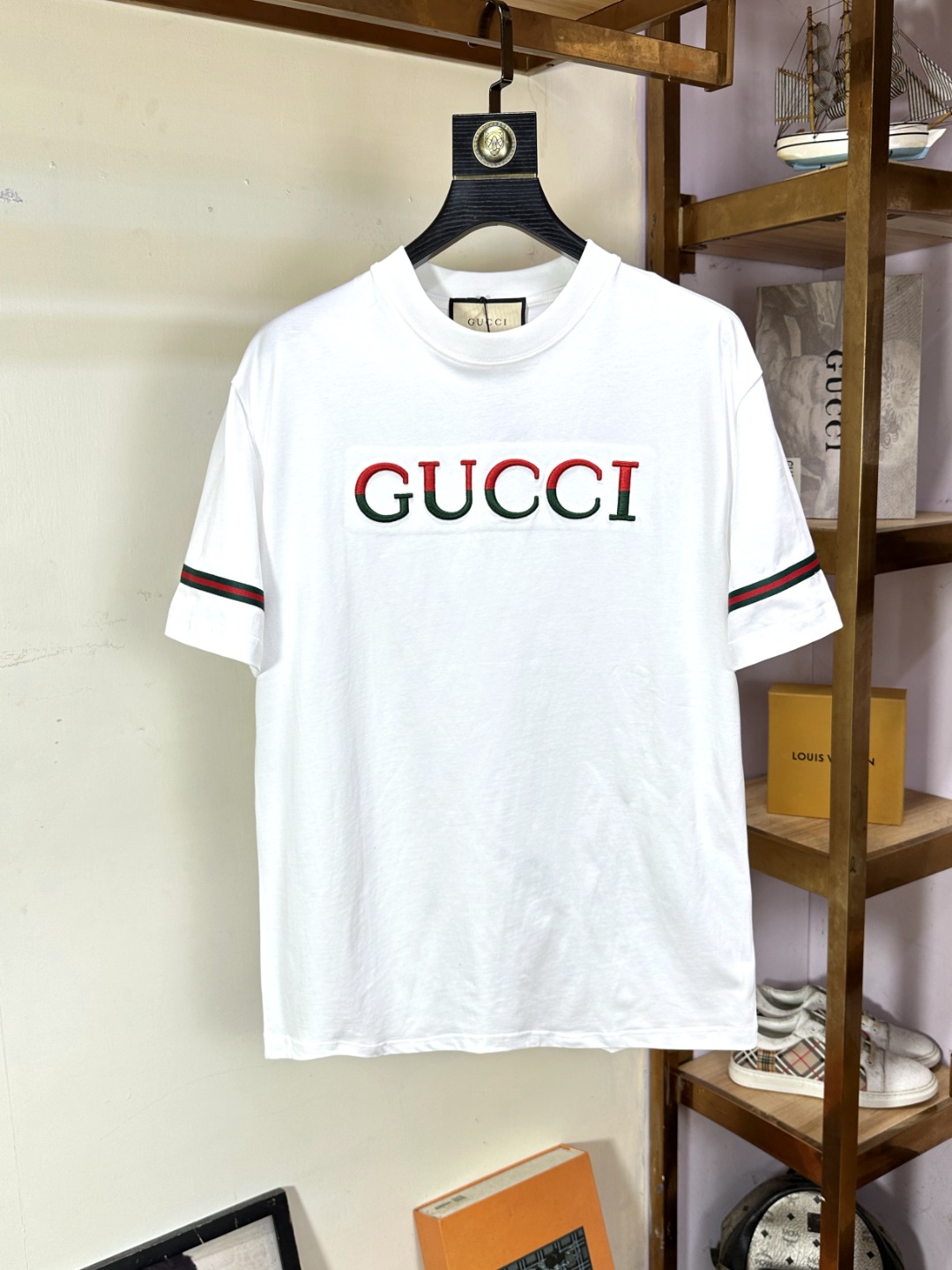 NO:518005,Gucci Gucci Fat Brother Gospel The largest XL wearable high-end version, top round neck casual short-sleeved high-end custom versatile style, anyone can easily control it, full custom fabric craftsmanship, the latest logo design of the luxurious classic brand on the chest, very high-end, those who understand goods must enter!  The style and tailoring are slim styles, which are very exquisite, showing aura and highlighting the exquisiteness of business men. This is the unique feature, the right slim fit, and the upper body effect is very good!  Size XS-XL (counter code is equivalent to M-3XL), gucci, T-shirt, alexander wang19860909Gucci 古奇 胖哥福音最大XL可穿斤高版本 顶级圆领休闲短袖高级定制百搭款式 任何人都可以轻松驾驭 面料全订制工艺 胸前奢华经典品牌最新logo设计,非常显档次懂货的必须入！版型剪裁属于修身款 非常精致,显气场,又会凸显商务男士的精致,这就是独到之处,恰到好处的修身,上身效果非常赞！尺码XS-XL（专柜码等同M-3XL）,,gucci,T-shirt,alexander wang,Men's clothing