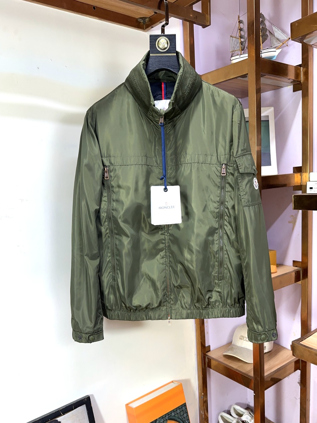 NO:516374,Moncler mask new fashionable high-end men's style, classic jacket recommendation!  Men's jacket, fashionable and casual jacket, high-woven and super delicate high-tech smooth composite fabric material, the texture of the fabric is very high-end and delicate, with a strong sense of class, and the auxiliary materials are all customized to create a brand logo. It is both business and casual, and the style is versatile and suitable for all occasions. Anyone can easily control it!  Code count 1-5 (equivalent to national code M-3XL), Moncler, jackets & coats, jackets & coats, alexander wang19860909Moncler 蒙口 新款时尚高端男款,经典爆款夹克推荐！男士外套,时尚休闲外套夹克 ,高织超细腻的高科技爽滑复合布材质,面料的质感很高档细腻,档次感强 ,辅料全定制出品牌logo.商务休闲兼备款,款式百搭适合各种场合 ,任何人都可以轻松驾驭！码数1-5码（等同国码M-3XL）,,Moncler,jackets & coats,jackets & coats,alexander wang,Men's clothing