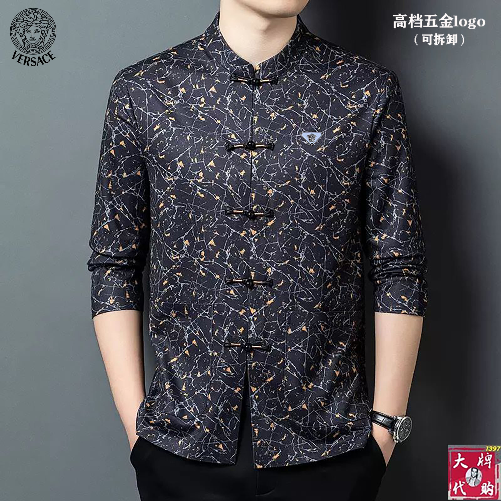 NO:518025,Versace High-end products top fashionable spring short-sleeved Tang suit high-end customization new high-end customization versatile styles. Anyone can easily control the fabric fully customized craftsmanship. The latest logo design of the luxurious classic brand on the chest is very high-end, and those who understand goods must enter!  The style and tailoring are slim styles, which are very exquisite, showing aura and highlighting the exquisiteness of business men. This is the unique feature, just right slim fit, and the upper body effect is very good!  Size M-4XL, versace, versace, T-shirt, alexander wang19860909Versace 范思哲 高端产品顶级时尚春款短袖唐装高级定制新款高级定制百搭款式 任何人都可以轻松驾驭 面料全订制工艺 胸前奢华经典品牌最新logo设计,非常显档次懂货的必须入！版型剪裁属于修身款 非常精致,显气场,又会凸显商务男士的精致,这就是独到之处,恰到好处的修身,上身效果非常赞！尺码M-4XL,,versace,versace,T-shirt,alexander wang,Men's clothing