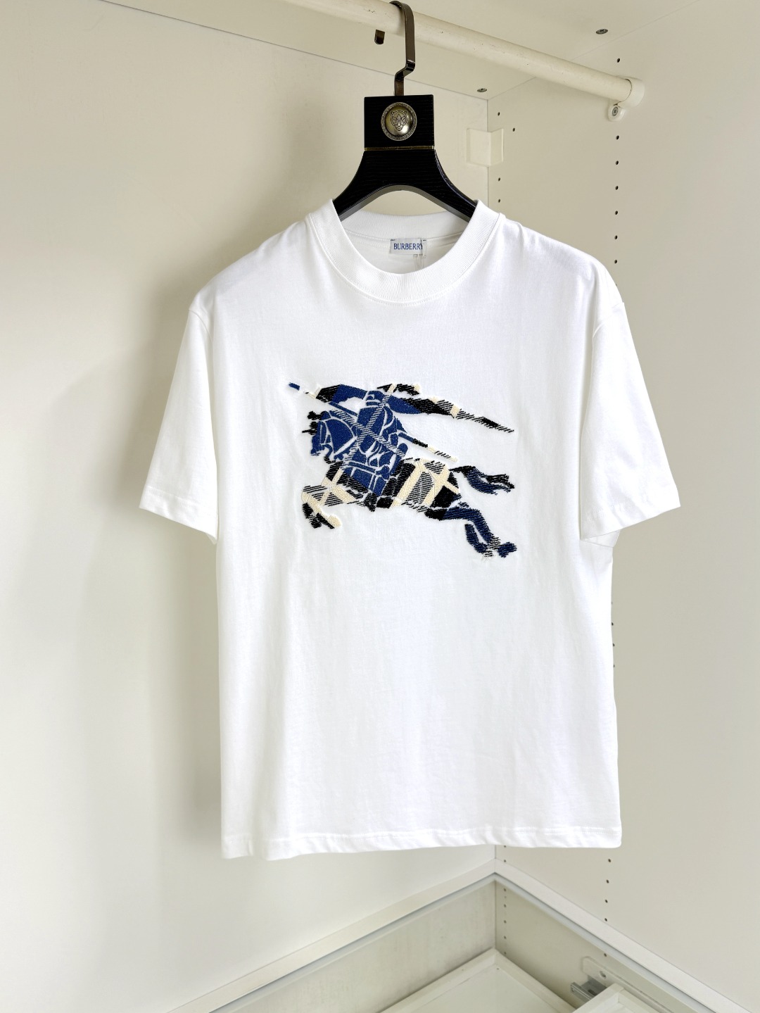 NO:516410,Burberry Burberry Fat Brother Gospel Maximum XL can wear 200 kilograms high-end version, top round neck casual short-sleeved high-end custom versatile style, anyone can easily control it, full custom fabric craftsmanship, the latest logo design of the luxurious classic brand on the chest, very high-end, those who understand goods must enter!  The style and tailoring are slim styles, which are very exquisite, showing aura and highlighting the exquisiteness of business men. This is the unique feature, the right slim fit, and the upper body effect is very good!  Size XS-XL (counter code is equivalent to M-3XL), burberry, burberry, T-shirt, alexander wang19860909Burberry 巴宝莉 胖哥福音最大XL可穿200斤高版本 顶级圆领休闲短袖高级定制百搭款式 任何人都可以轻松驾驭 面料全订制工艺 胸前奢华经典品牌最新logo设计,非常显档次懂货的必须入！版型剪裁属于修身款 非常精致,显气场,又会凸显商务男士的精致,这就是独到之处,恰到好处的修身,上身效果非常赞！尺码XS-XL（专柜码等同M-3XL）,,burberry,burberry,T-shirt,alexander wang,Men's clothing