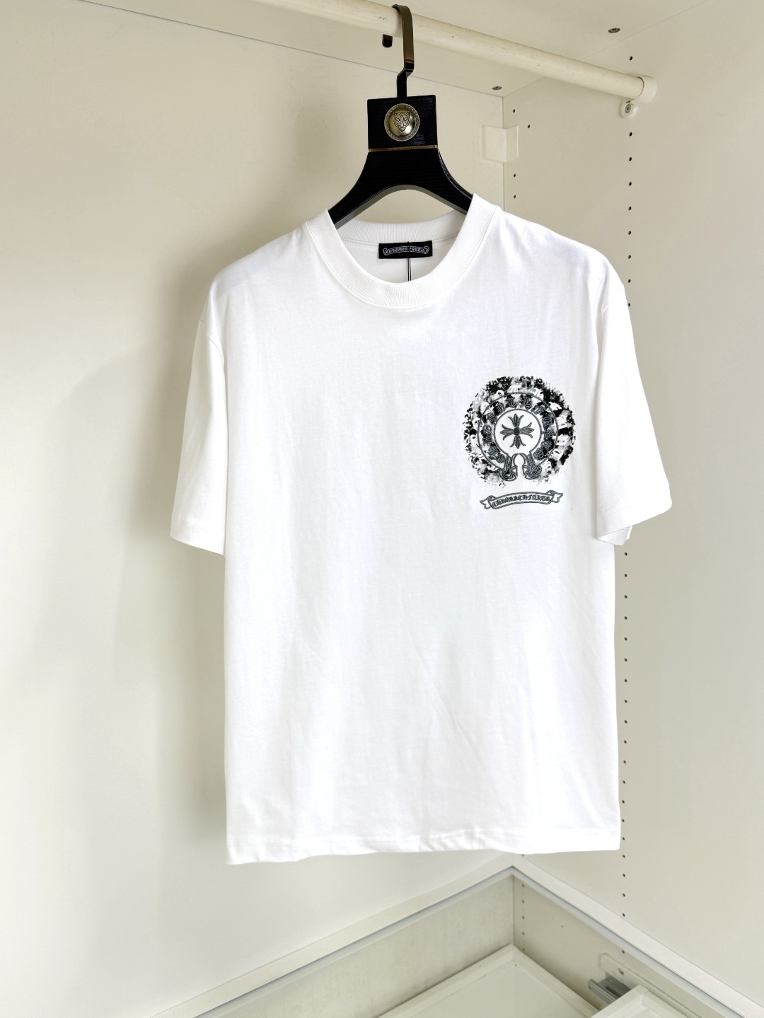 NO:516411,Crowxin Fat Brother Gospel Maximum XL can wear 200 kilograms high-end version, top round neck casual short-sleeved high-end custom versatile style, anyone can easily control it, full custom fabric craftsmanship, the latest logo design of the luxurious classic brand on the chest, very high-end those who understand goods must enter!  The style and tailoring are slim styles, which are very exquisite, showing aura and highlighting the exquisiteness of business men. This is the unique feature, the right slim fit, and the upper body effect is very good!  Size XS-XL (counter code is equivalent to M-3XL), chrome hearts, T-shirt, alexander wang19860909克罗心 胖哥福音最大XL可穿200斤高版本 顶级圆领休闲短袖高级定制百搭款式 任何人都可以轻松驾驭 面料全订制工艺 胸前奢华经典品牌最新logo设计,非常显档次懂货的必须入！版型剪裁属于修身款 非常精致,显气场,又会凸显商务男士的精致,这就是独到之处,恰到好处的修身,上身效果非常赞！尺码XS-XL（专柜码等同M-3XL）,,chrome hearts,T-shirt,alexander wang,Men's clothing