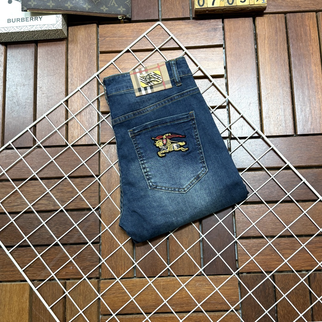 NO:516375,Burberry New style and new products available for sale in physical stores. The original 1:1 good product for the counter, suitable for all ages. The highest version of imported European fabrics in the market. They are comfortable, soft and skin-friendly, with super cool and fashionable and versatile upper body effect, straight and stylish, a must-have for the wardrobe!  Suitable for any occasion Size 29-38, burberry, burberry, jeans, alexander wang19860909Burberry 巴宝莉 新款新品 专柜有售 实体店极品牛仔裤专柜原版1:1好货,适合各个年龄段.市场最高版本的欧洲进口面料.舒适柔软亲肤,上身效果超级棒时尚百搭,笔挺有型,衣橱必备！适合任何场合穿着 尺码29-38,,burberry,burberry,jeans,alexander wang,Men's clothing