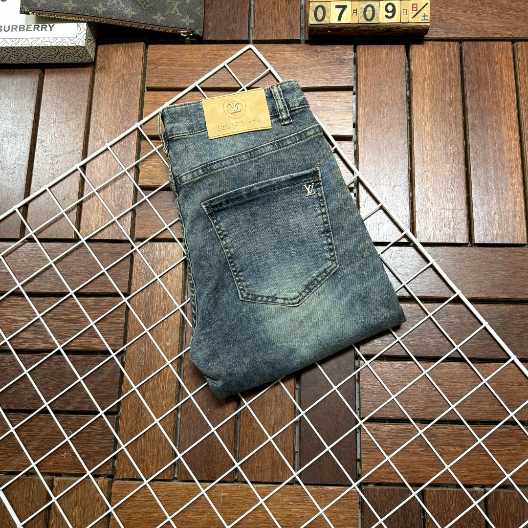 NO:516383,LV Louis Vuitton New style and new products available for sale in counters. The original 1:1 product for physical stores, suitable for all ages. The highest version of imported European fabrics in the market. They are comfortable, soft and skin-friendly. The upper body effect is super fashionable and versatile. They are straight and stylish. They are a must-have in the wardrobe!  Suitable for any occasion Size 29-38, louis vuitton,louis vuitton,jeans,alexander wang19860909LV 路易威登 新款新品 专柜有售 实体店极品牛仔裤专柜原版1:1好货,适合各个年龄段.市场最高版本的欧洲进口面料.舒适柔软亲肤,上身效果超级棒时尚百搭,笔挺有型,衣橱必备！适合任何场合穿着 尺码29-38,,louis vuitton,louis vuitton,jeans,alexander wang,Men's clothing
