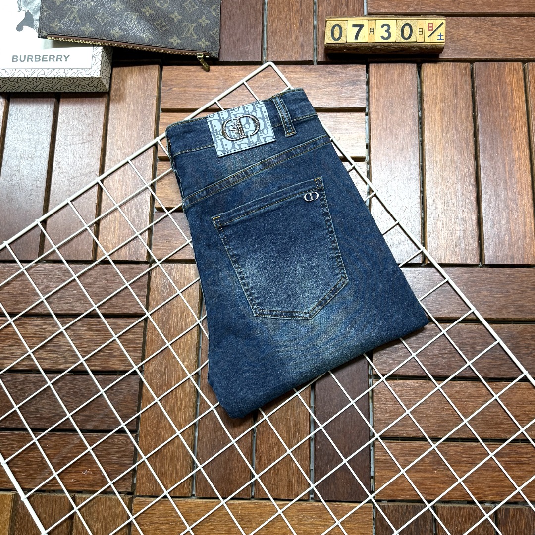 NO:516391,DIOR New style and new products available for sale in physical stores. The original 1:1 good product for the counter, suitable for all ages. The highest version of imported European fabrics in the market. They are comfortable, soft and skin-friendly, with super cool and fashionable and versatile upper body effect, straight and stylish, must-have for the wardrobe!  Suitable for any occasion Size 29-38, Dior, Dior, Jeans, Alexander wang19860909DIOR 迪奥 新款新品 专柜有售 实体店极品牛仔裤专柜原版1:1好货,适合各个年龄段.市场最高版本的欧洲进口面料.舒适柔软亲肤,上身效果超级棒时尚百搭,笔挺有型,衣橱必备！适合任何场合穿着 尺码29-38,,dior,dior,jeans,alexander wang,Men's clothing