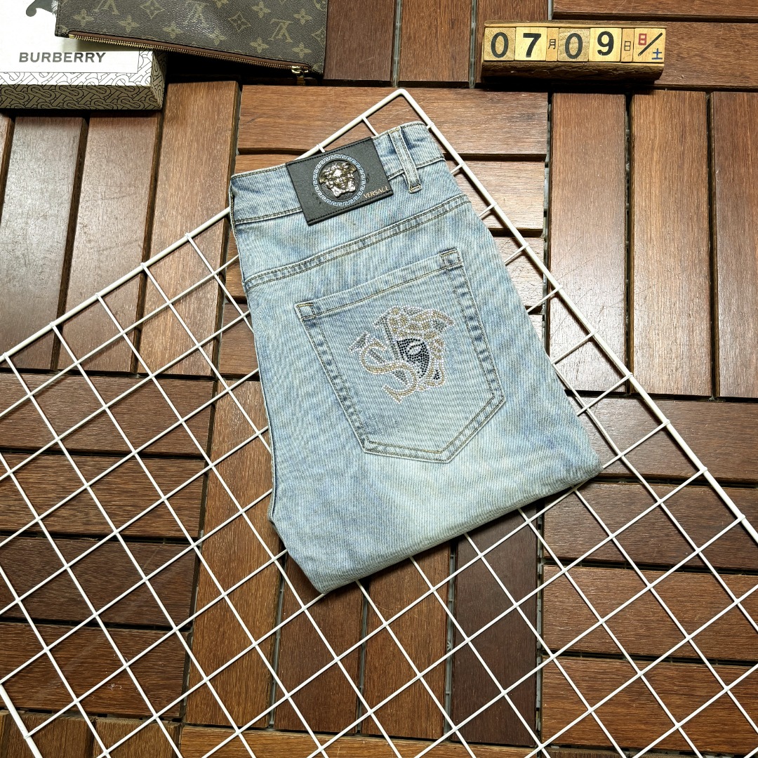 NO:516396,Versace New style and new products available for sale in physical stores. The original 1:1 good product for the counter, suitable for all ages. The highest version of imported European fabrics in the market. They are comfortable, soft and skin-friendly, with super cool and fashionable and versatile upper body effect, straight and stylish, must-have for the wardrobe!  Suitable for any occasion Size 29-38, versace, versace, jeans, alexander wang19860909Versace 范思哲 新款新品 专柜有售 实体店极品牛仔裤专柜原版1:1好货,适合各个年龄段.市场最高版本的欧洲进口面料.舒适柔软亲肤,上身效果超级棒时尚百搭,笔挺有型,衣橱必备！适合任何场合穿着 尺码29-38,,versace,versace,jeans,alexander wang,Men's clothing