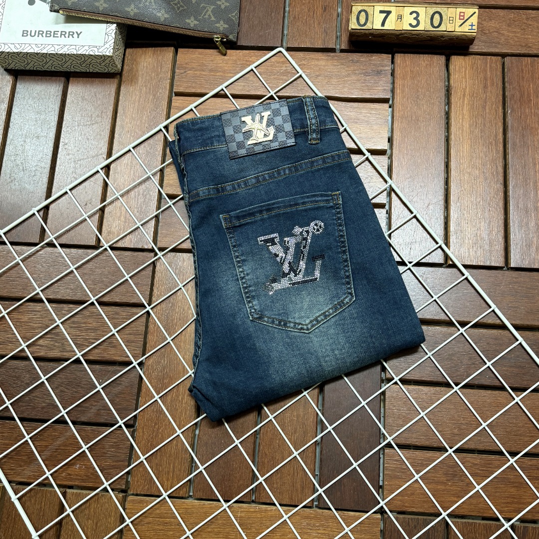 NO:516402,LV Louis Vuitton New style and new products available for sale in counters. The original 1:1 product for physical stores, suitable for all ages. The highest version of imported European fabrics in the market. They are comfortable, soft and skin-friendly. The upper body effect is super fashionable and versatile. They are straight and stylish. They are a must-have in the wardrobe!  Suitable for any occasion Size 29-38, louis vuitton,louis vuitton,jeans,alexander wang19860909LV 路易威登 新款新品 专柜有售 实体店极品牛仔裤专柜原版1:1好货,适合各个年龄段.市场最高版本的欧洲进口面料.舒适柔软亲肤,上身效果超级棒时尚百搭,笔挺有型,衣橱必备！适合任何场合穿着 尺码29-38,,louis vuitton,louis vuitton,jeans,alexander wang,Men's clothing