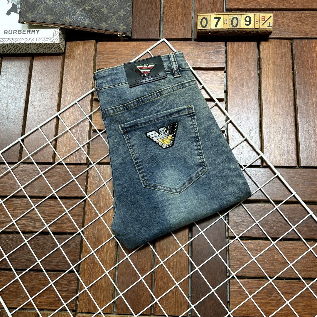 NO:516401,Armani New style and new products available for sale in physical stores. The original 1:1 good product for the counter, suitable for all ages. The highest version of imported European fabrics in the market. They are comfortable, soft and skin-friendly, with super cool and fashionable and versatile upper body effect, straight and stylish, a must-have for the wardrobe!  Suitable for any occasion Size 29-38, Armani, Armani, Jeans, Alexander wang19860909Armani 阿玛尼 新款新品 专柜有售 实体店极品牛仔裤专柜原版1:1好货,适合各个年龄段.市场最高版本的欧洲进口面料.舒适柔软亲肤,上身效果超级棒时尚百搭,笔挺有型,衣橱必备！适合任何场合穿着 尺码29-38,,armani,armani,jeans,alexander wang,Men's clothing