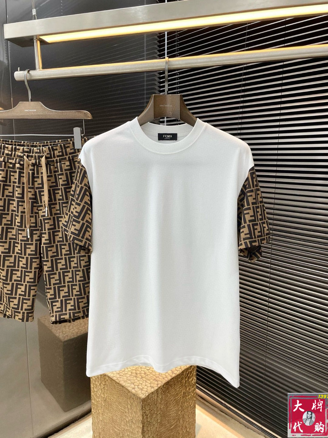 NO:518034,Fendi One set is not sold, a big recommendation!  25SS Spring and Summer New Casual Shorts Set, full of accent, very good-looking, super stylish, definitely a powerful tool to attract resurgence!  Fashionable and trendy suit. It uses imported cotton fabric, with good comfort and exquisite turning!  A casual and handsome European and American tone!  Smooth and neat, with a crisp and stylish upper body, fashionable and handsome, and a full-size handsome image!  Size M-3XL 178 140 catties wear L Maximum wear 190 catties, fendi, fendi, shorts, alexander wang19860909Fendi 芬迪 一套不拆卖 重磅推荐！25SS春夏新品休闲短裤套装 十足腔调上身非常的赞 超有型 绝对是吸引回头率的利器！时尚潮流套装.采用进口棉面料,舒适度好,车工精湛！随性帅气的欧美调调！流畅利落 上身挺括有型,时尚又帅气,十足的型男形象！尺码M-3XL 178 140斤穿L 最大穿190斤,,fendi,fendi,shorts,alexander wang,Men's clothing