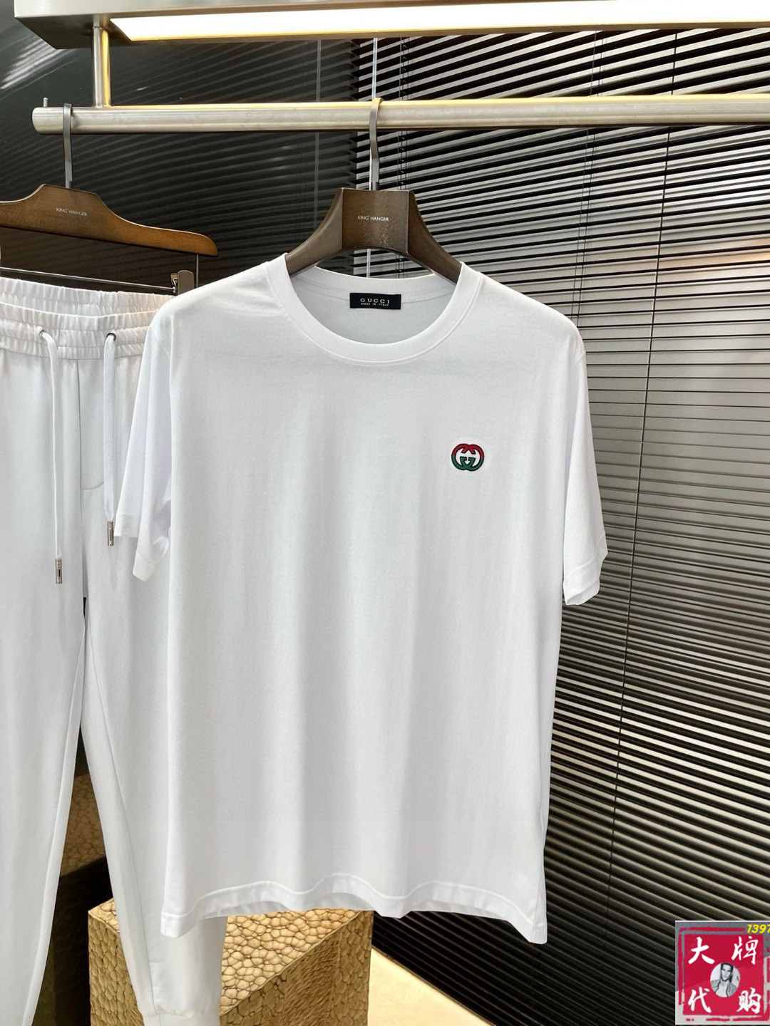 NO:518008,Gucci Gucci One set is not sold, a big recommendation!  25SS Spring and Summer New Casual Shorts Set, full of accent, very good-looking, super stylish, definitely a powerful tool to attract resurgence!  Fashionable and trendy suit. It uses imported cotton fabric, with good comfort and exquisite turning!  A casual and handsome European and American tone!  Smooth and neat, with a crisp and stylish upper body, fashionable and handsome, and a full-size handsome image!  Size M-3XL 178 140 catties wear L Maximum wear 190 catties, gucci, shorts, alexander wang19860909Gucci 古奇 一套不拆卖 重磅推荐！25SS春夏新品休闲短裤套装 十足腔调上身非常的赞 超有型 绝对是吸引回头率的利器！时尚潮流套装.采用进口棉面料,舒适度好,车工精湛！随性帅气的欧美调调！流畅利落 上身挺括有型,时尚又帅气,十足的型男形象！尺码M-3XL 178 140斤穿L 最大穿190斤,,gucci,shorts,alexander wang,Men's clothing