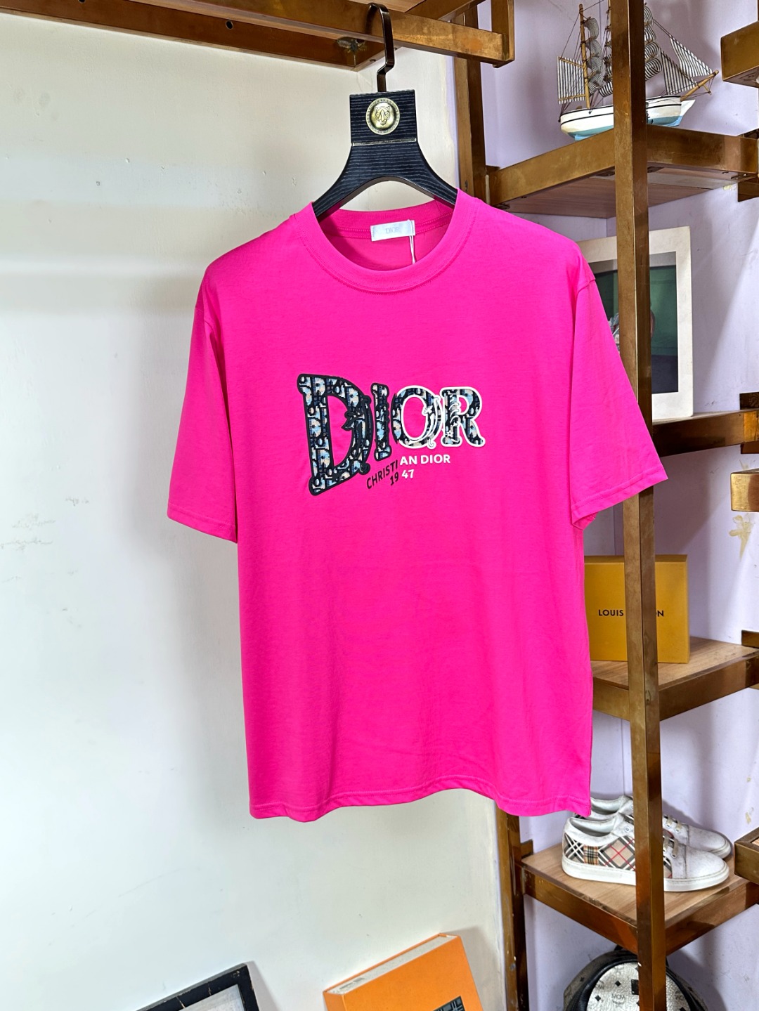 NO:516244,DIOR Spring and summer new men's short-sleeved T-shirt round neck, a newly upgraded versatile basic style, low-key and luxurious, and a choice of character!  Made of imported fabrics, it has good moisture absorption, comfortable and breathable, enjoys a light and relaxed and comfortable wearing experience, with super vertical performance. It has a strong sense of art and the iconic logo letter pattern design, with meticulous craftsmanship and high recognition, showing the new brand culture!  Classic perfect layout design, precise and in place for cutting. Simple and atmospheric style, and can show fashionable charm in daily leisure life. S-XXL, dior, dior, T-shirt, tees, t-shirt, alexander wang19860909DIOR 迪奥 春夏新款男士短袖T恤圆领,全新升级百搭基础款,低调奢华,品格之选！甄选进口面料打造而成,吸湿性好,舒适透气,享受轻薄轻松自在的穿着体验,有着超强的垂直性能 艺术感极强标志性logo字母图案设计,工艺细致,辨识度极高,展现全新品牌文化！经典完美版型设计,在裁剪上精准到位.简约大气风格,又能在日常休闲生活中展现时尚魅力. 码数S-XXL,,dior,dior,T-shirt,tees，t-shirt,alexander wang,Men's clothing